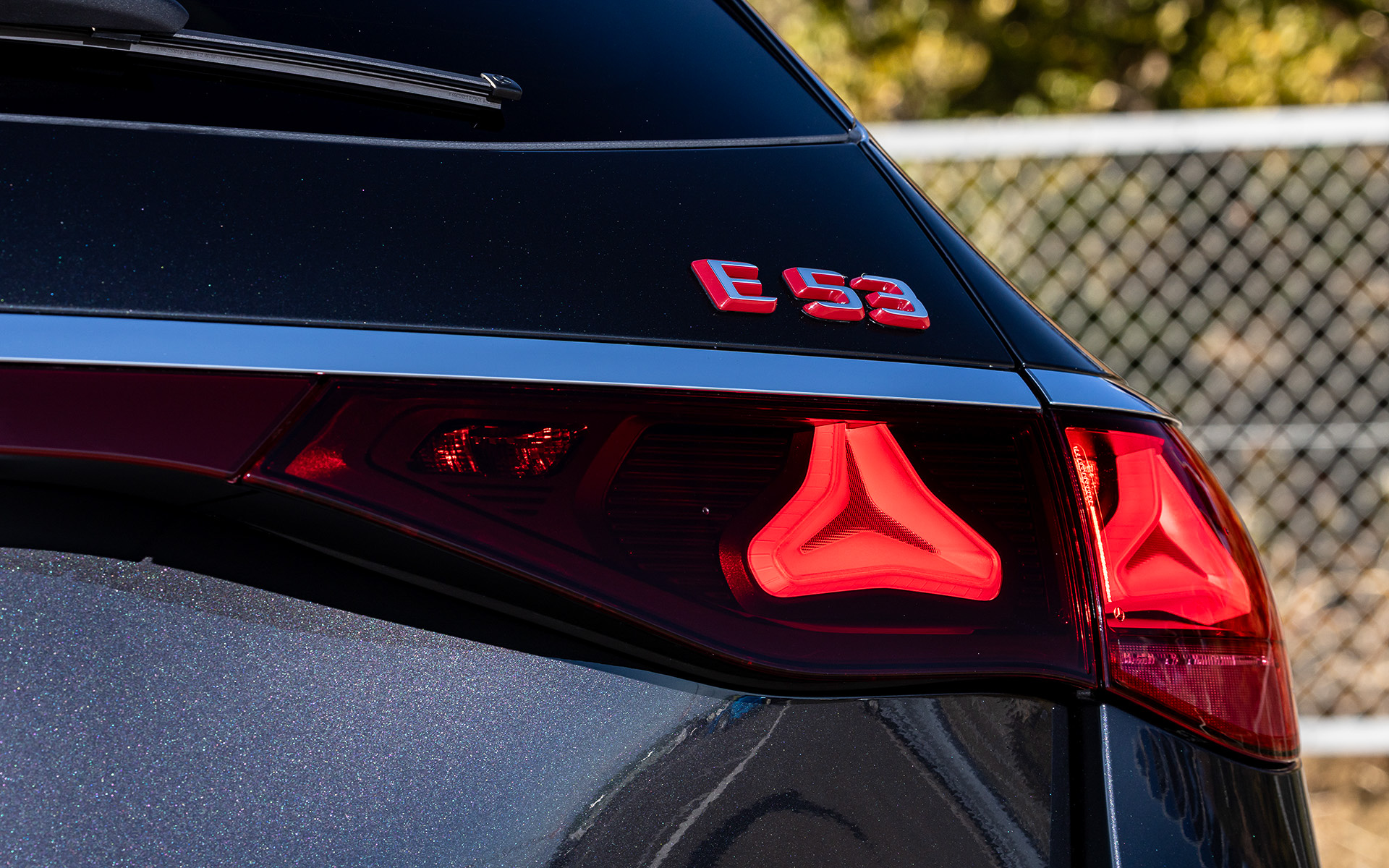 リアエンドにはAMGのパフォーマンスハイブリッドを示す赤く縁どられた「E 53」エンブレムをはじめ、ボディ同色のAMG スポイラーリップ、ディフューザーフィンが特徴的なリアエプロン、片側2本ずつのラウンド形のエグゾーストエンドが与えられる