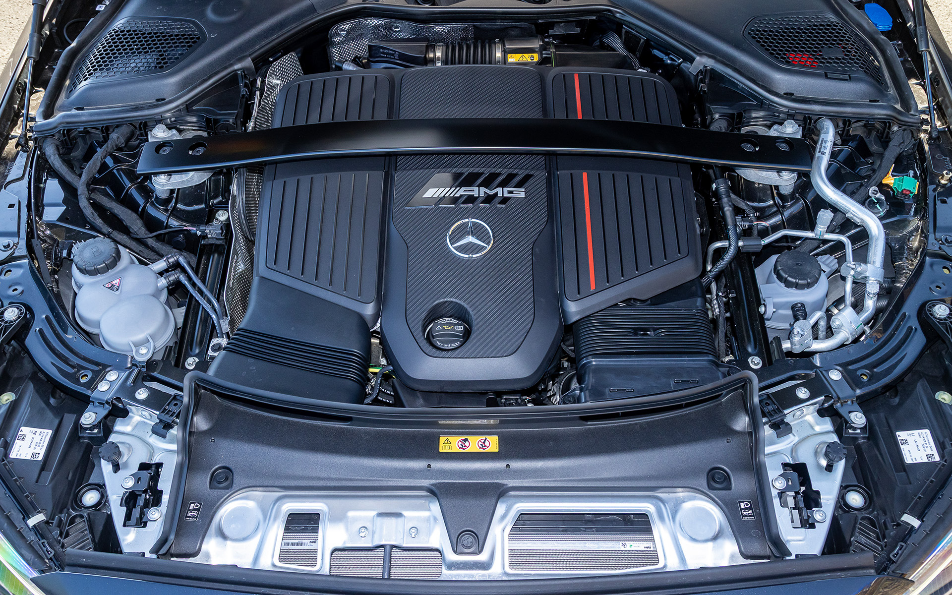 直列6気筒3.0リッターターボ「M256M」型エンジンは最高出力330kW（449PS）/5800-6100rpm、最大トルク560Nm/2200-5000rpmを発生。これにトランスミッションに統合された120kW（163PS）/480Nmを発生する永久磁石同期モーターを組み合わせ、システムトータルで430kW（585PS）/750Nmを実現。さらにRACE START時はシステム最高出力が450kW（612PS）まで引き上げられる。WLTCモード燃費は11.2km/L