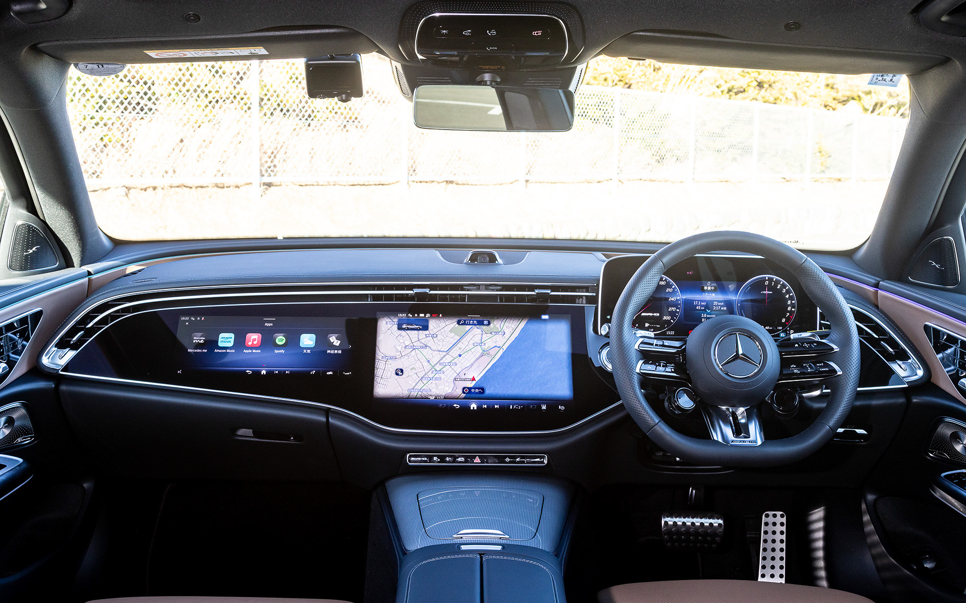 E 53のインテリアではインフォテインメントシステムにルーティン機能やサードパーティ製アプリに対応した第3世代のMBUXを採用。14.4インチのメディアディスプレイと12.3インチのコックピットディスプレイにはAMG専用メニューやコンテンツが用意され、走行に必要な各種データをグラフィカルに表示できる。エネルギーフローやEV航続距離、充電状況などといったプラグインハイブリッド専用のメニューも用意される。さらに撮影車では有償オプションの「デジタルインテリアパッケージ」（40万4000円）を装着し、インテリアトリムはブラックピアノラッカーインテリアトリムとなり、助手席用ディスプレイを備えたMBUX スーパースクリーンや3Dコックピットディスプレイが装着される