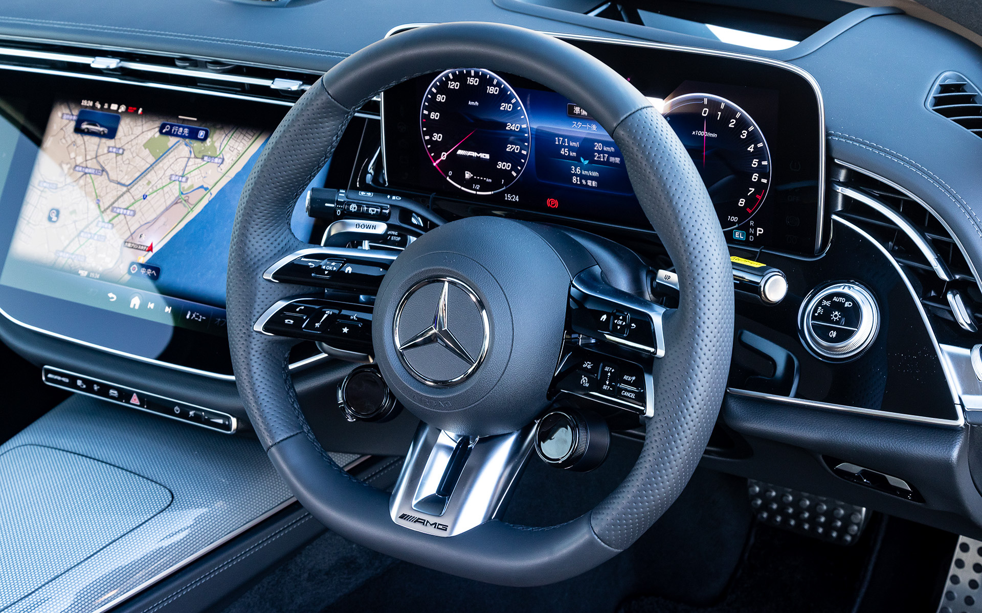 E 53のインテリアではインフォテインメントシステムにルーティン機能やサードパーティ製アプリに対応した第3世代のMBUXを採用。14.4インチのメディアディスプレイと12.3インチのコックピットディスプレイにはAMG専用メニューやコンテンツが用意され、走行に必要な各種データをグラフィカルに表示できる。エネルギーフローやEV航続距離、充電状況などといったプラグインハイブリッド専用のメニューも用意される。さらに撮影車では有償オプションの「デジタルインテリアパッケージ」(40万4000円)を装着し、インテリアトリムはブラックピアノラッカーインテリアトリムとなり、助手席用ディスプレイを備えたMBUX スーパースクリーンや3Dコックピットディスプレイが装着される