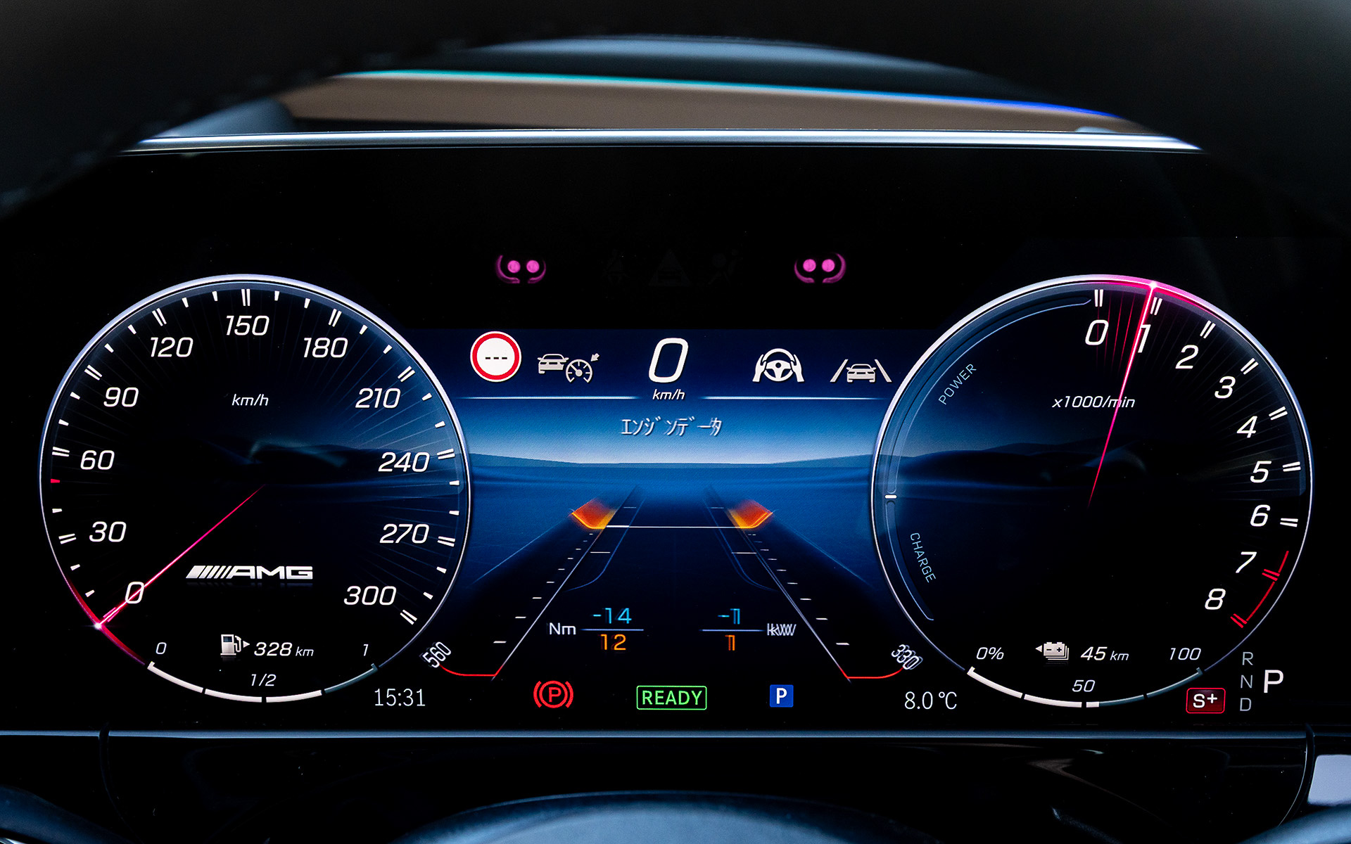 E 53のインテリアではインフォテインメントシステムにルーティン機能やサードパーティ製アプリに対応した第3世代のMBUXを採用。14.4インチのメディアディスプレイと12.3インチのコックピットディスプレイにはAMG専用メニューやコンテンツが用意され、走行に必要な各種データをグラフィカルに表示できる。エネルギーフローやEV航続距離、充電状況などといったプラグインハイブリッド専用のメニューも用意される。さらに撮影車では有償オプションの「デジタルインテリアパッケージ」(40万4000円)を装着し、インテリアトリムはブラックピアノラッカーインテリアトリムとなり、助手席用ディスプレイを備えたMBUX スーパースクリーンや3Dコックピットディスプレイが装着される