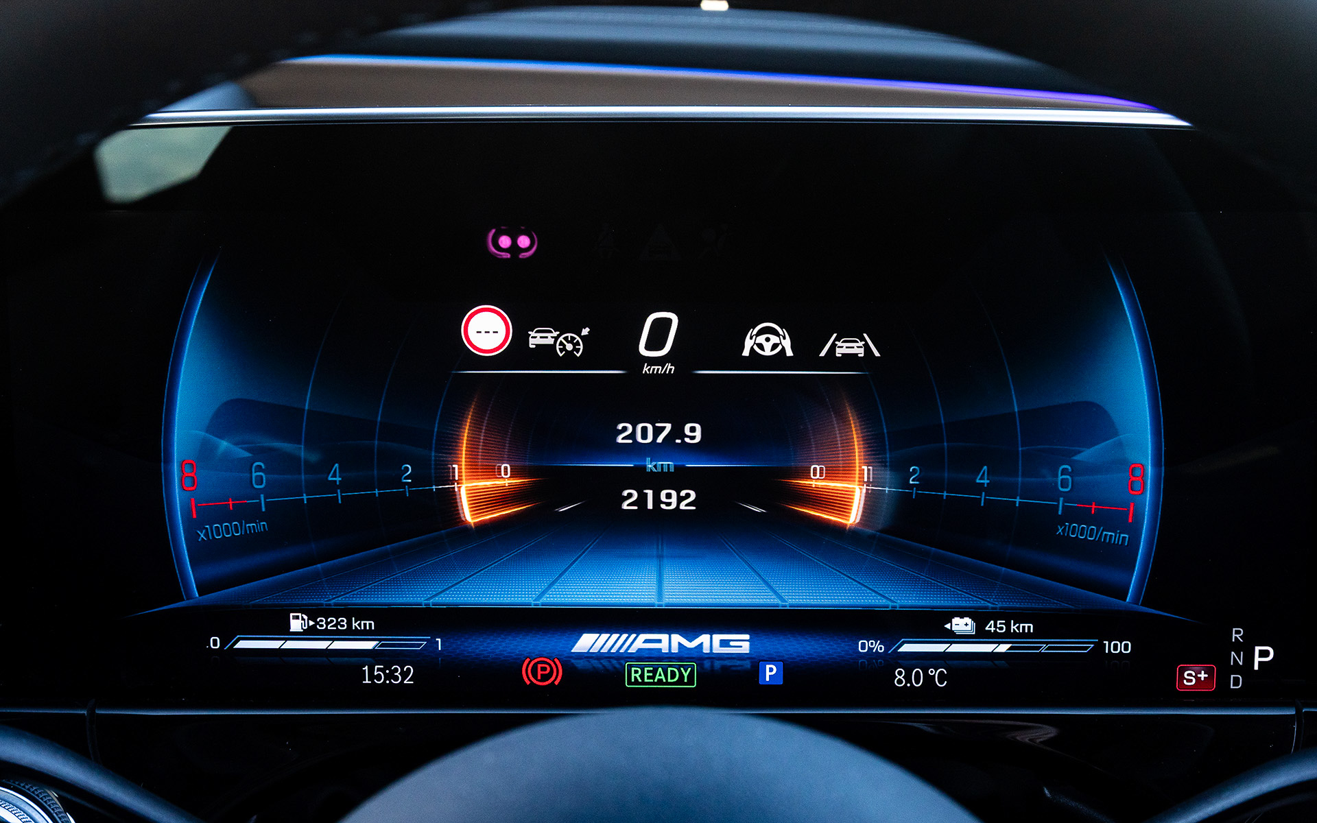 E 53のインテリアではインフォテインメントシステムにルーティン機能やサードパーティ製アプリに対応した第3世代のMBUXを採用。14.4インチのメディアディスプレイと12.3インチのコックピットディスプレイにはAMG専用メニューやコンテンツが用意され、走行に必要な各種データをグラフィカルに表示できる。エネルギーフローやEV航続距離、充電状況などといったプラグインハイブリッド専用のメニューも用意される。さらに撮影車では有償オプションの「デジタルインテリアパッケージ」（40万4000円）を装着し、インテリアトリムはブラックピアノラッカーインテリアトリムとなり、助手席用ディスプレイを備えたMBUX スーパースクリーンや3Dコックピットディスプレイが装着される