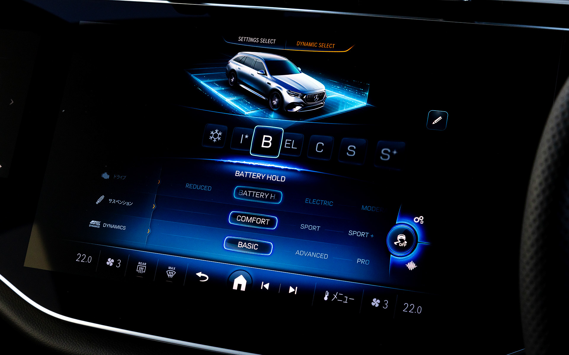 E 53のインテリアではインフォテインメントシステムにルーティン機能やサードパーティ製アプリに対応した第3世代のMBUXを採用。14.4インチのメディアディスプレイと12.3インチのコックピットディスプレイにはAMG専用メニューやコンテンツが用意され、走行に必要な各種データをグラフィカルに表示できる。エネルギーフローやEV航続距離、充電状況などといったプラグインハイブリッド専用のメニューも用意される。さらに撮影車では有償オプションの「デジタルインテリアパッケージ」（40万4000円）を装着し、インテリアトリムはブラックピアノラッカーインテリアトリムとなり、助手席用ディスプレイを備えたMBUX スーパースクリーンや3Dコックピットディスプレイが装着される
