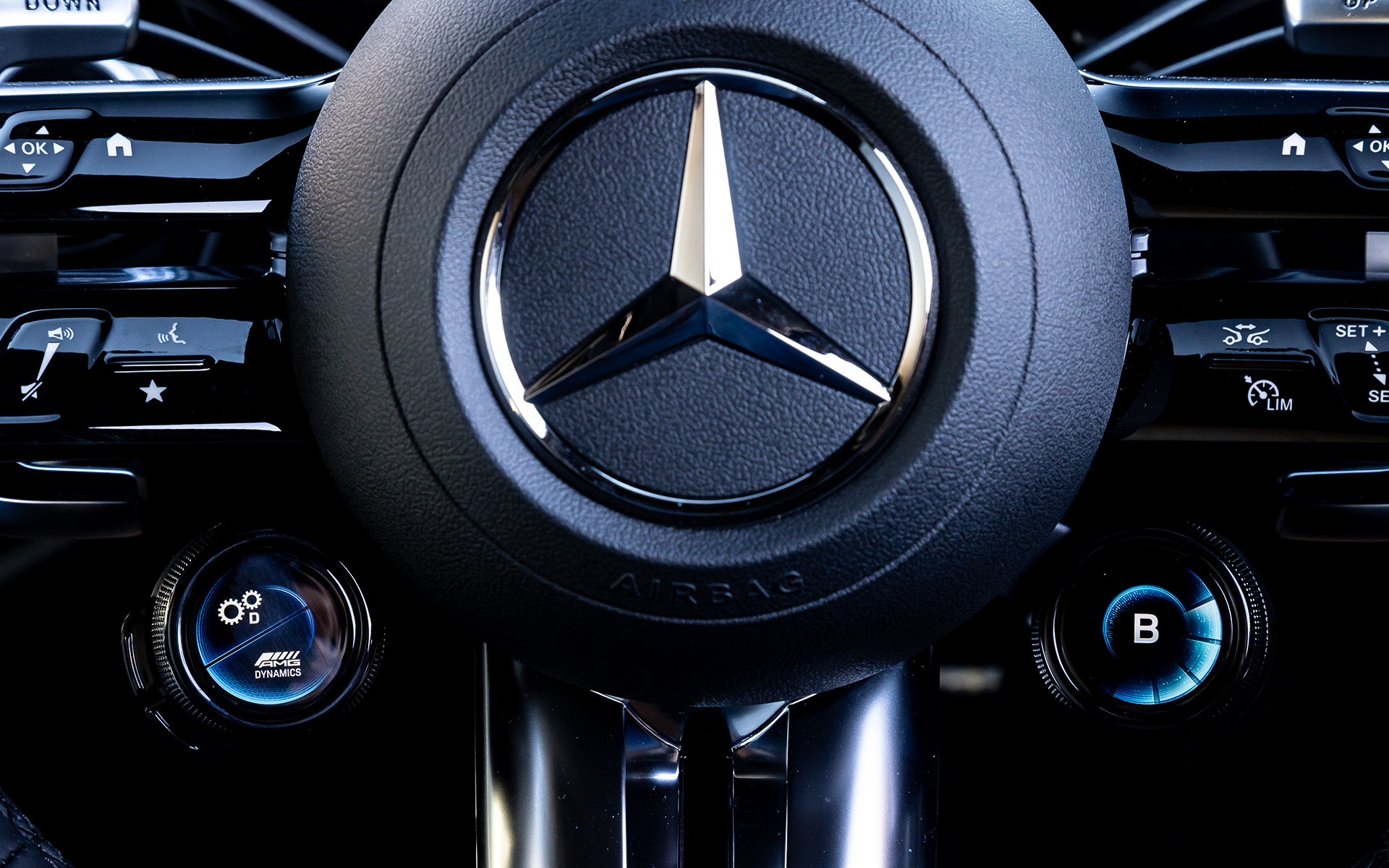 E 53のインテリアではインフォテインメントシステムにルーティン機能やサードパーティ製アプリに対応した第3世代のMBUXを採用。14.4インチのメディアディスプレイと12.3インチのコックピットディスプレイにはAMG専用メニューやコンテンツが用意され、走行に必要な各種データをグラフィカルに表示できる。エネルギーフローやEV航続距離、充電状況などといったプラグインハイブリッド専用のメニューも用意される。さらに撮影車では有償オプションの「デジタルインテリアパッケージ」(40万4000円)を装着し、インテリアトリムはブラックピアノラッカーインテリアトリムとなり、助手席用ディスプレイを備えたMBUX スーパースクリーンや3Dコックピットディスプレイが装着される