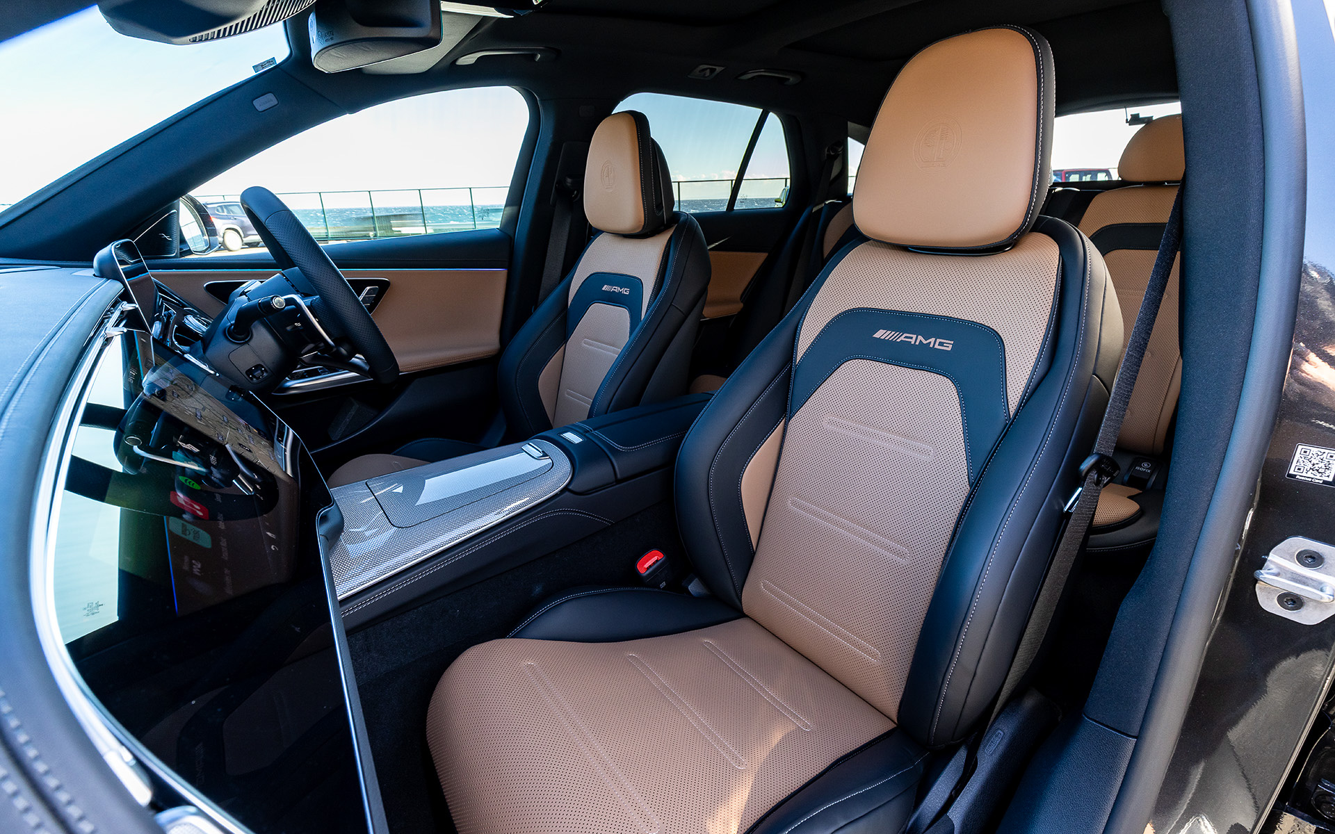 ナッパレザーを用いたAMG専用デザインのスポーツシートは安定したドライビングポジションをキープする設計。前席のバックレストにAMGロゴの刺繍が、ヘッドレストにはAMGクレストがエンボス加工される