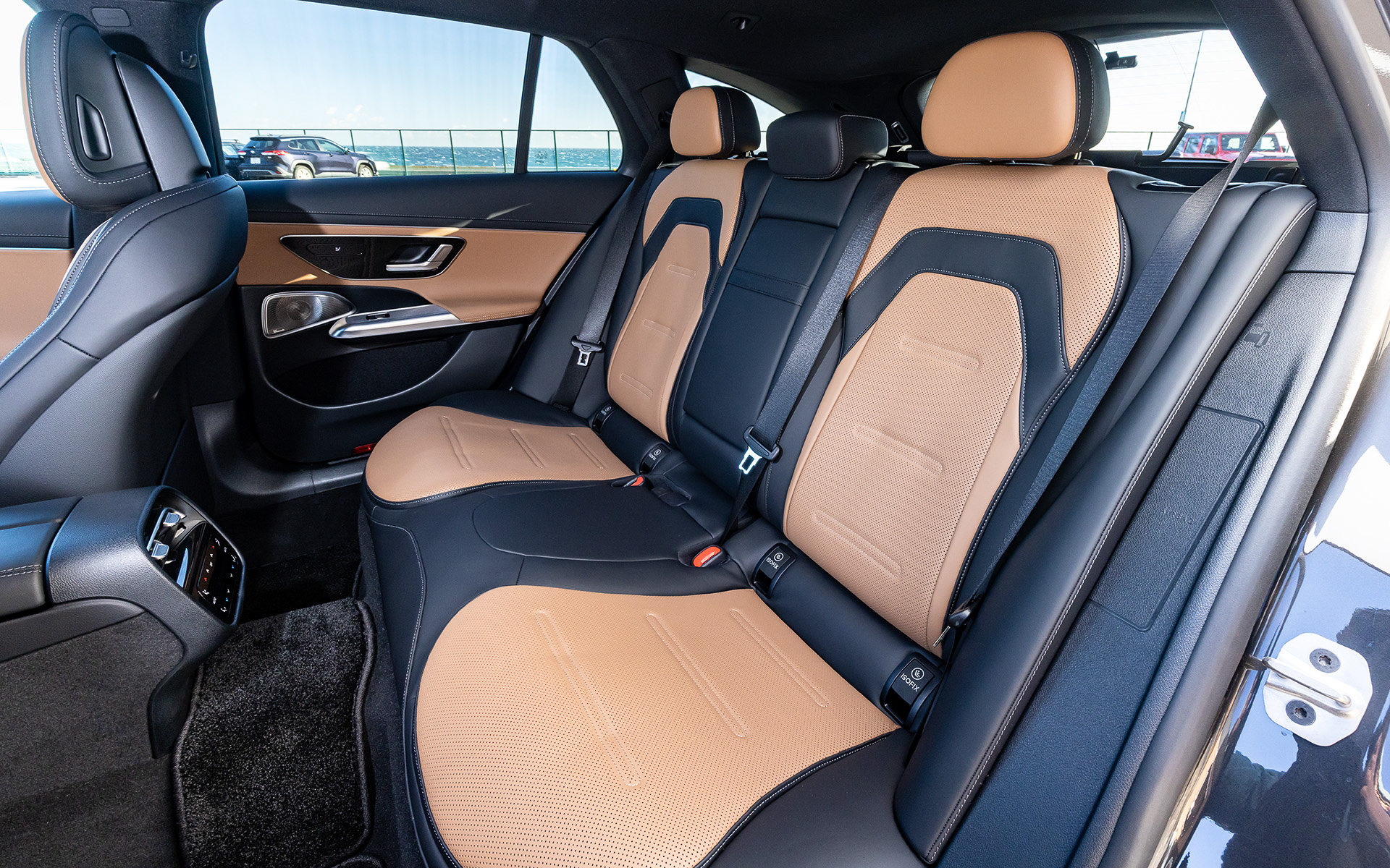 ナッパレザーを用いたAMG専用デザインのスポーツシートは安定したドライビングポジションをキープする設計。前席のバックレストにAMGロゴの刺繍が、ヘッドレストにはAMGクレストがエンボス加工される