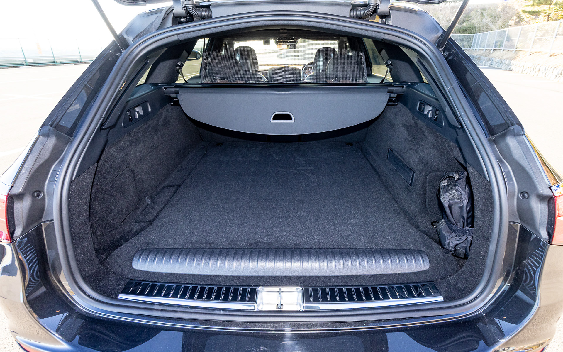 ラゲッジ容量は460Lで、最大1675Lまで拡大できる