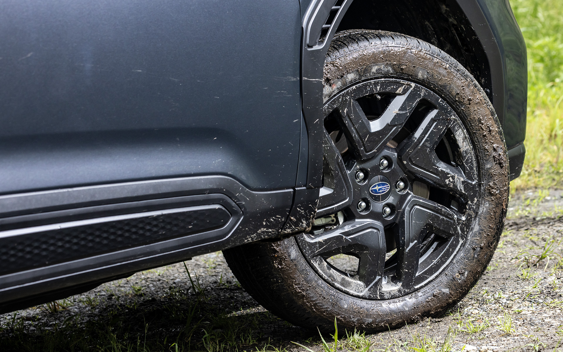 ダークメタリック塗装の18インチアルミホイールを装着。オールシーズンタイヤのファルケン「ZIEX ZE001A A/S」を組み合わせる