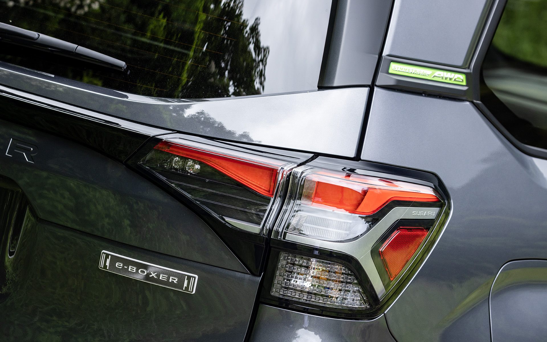 e-BOXERのエンブレムをリアハッチに装着