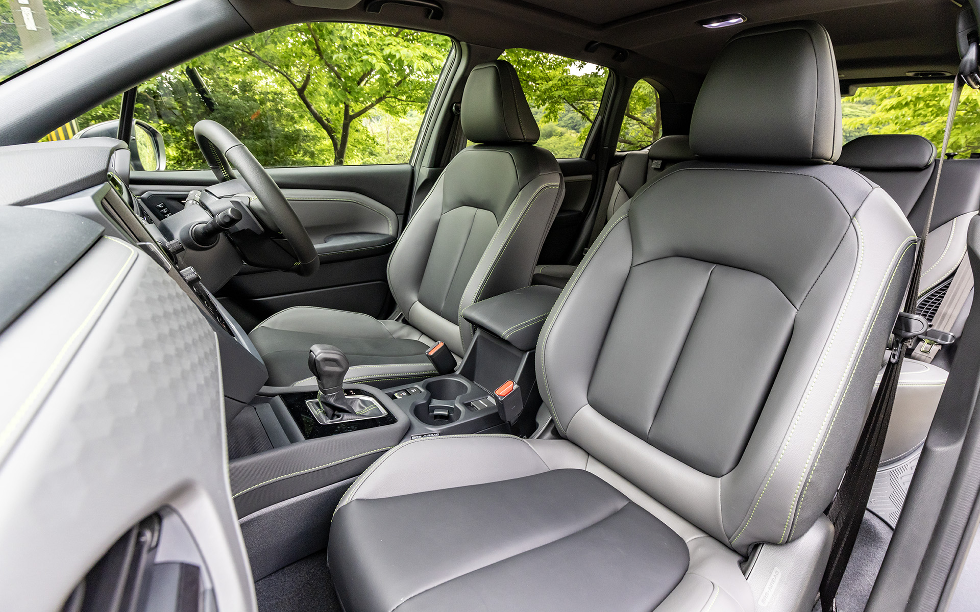 シート表皮は撥水性ポリウレタン/合成皮革（ブラック/グレー）。X-BREAKのイメージカラーでもあるグリーンのステッチが施される