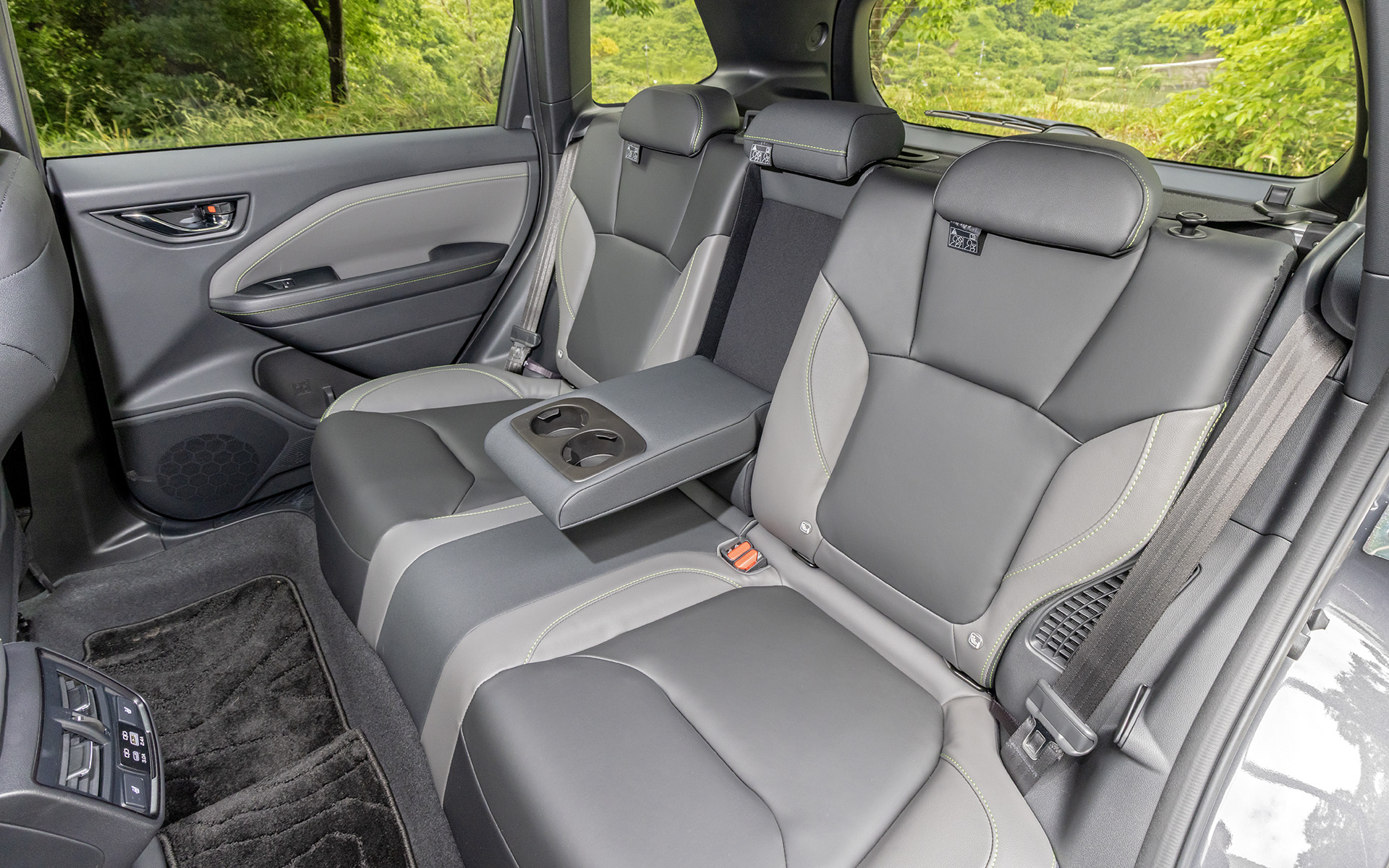 シート表皮は撥水性ポリウレタン/合成皮革（ブラック/グレー）。X-BREAKのイメージカラーでもあるグリーンのステッチが施される