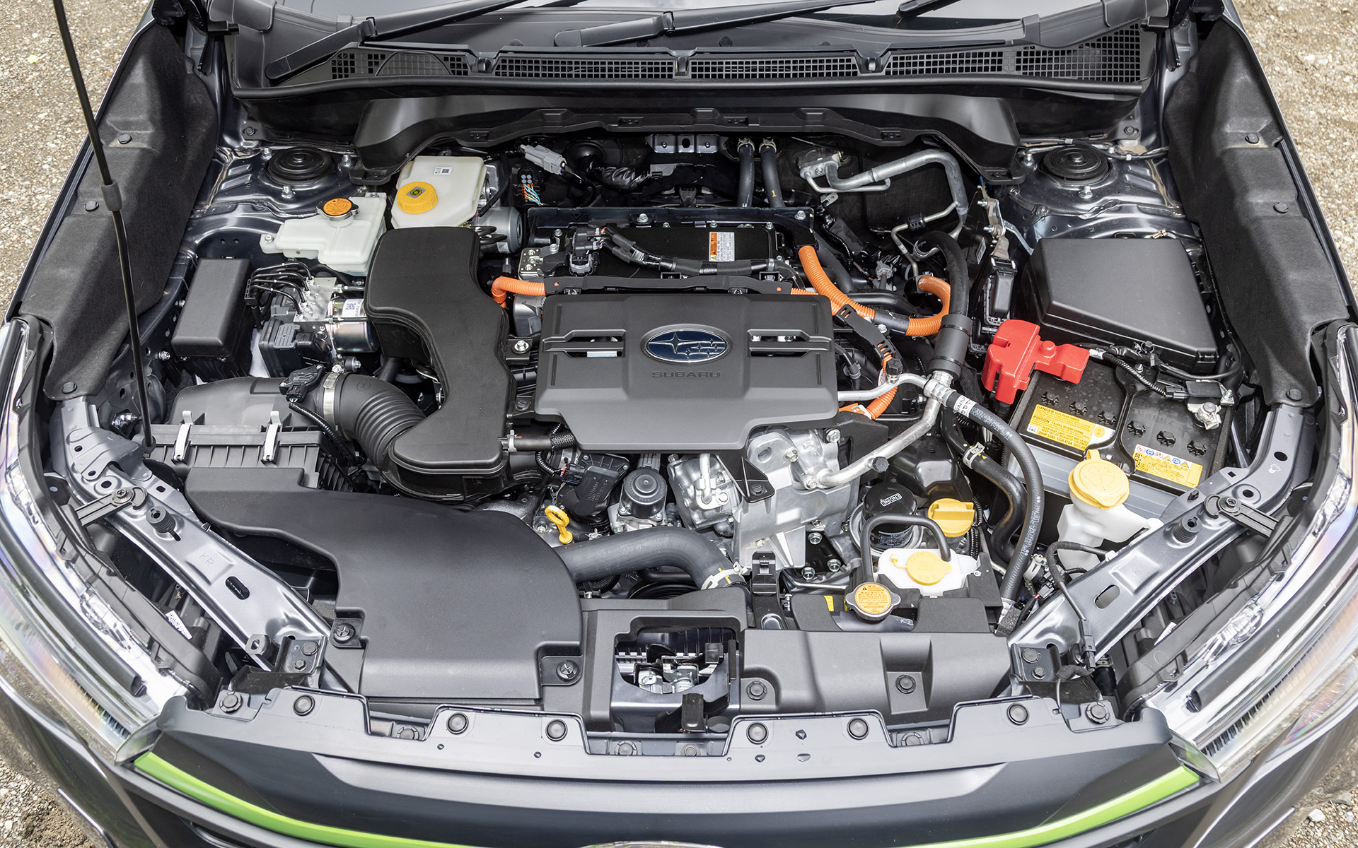 ストロングハイブリッドモデルは、最高出力118kW（160PS）/5600rpm、最大トルク209Nm（21.3kgfm）/4000-4400rpmを発生する水平対向4気筒DOHC 2.5リッター直噴エンジンと、最大出力88kW（119.6PS）、最大トルク270Nm（27.5kgfm）を発生するモーターを組み合わせるハイブリッドパワートレーンを搭載