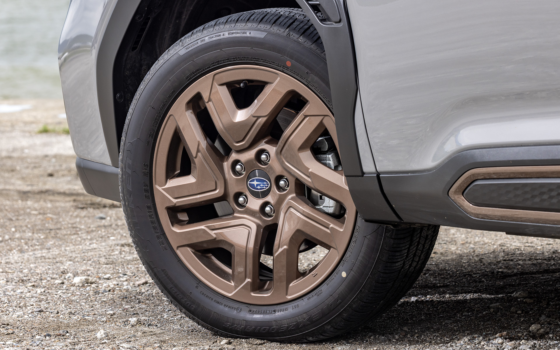 ブロンズ塗装の18インチアルミホイールを装着。オールシーズンタイヤのファルケン「ZIEX ZE001A A/S」を組み合わせる