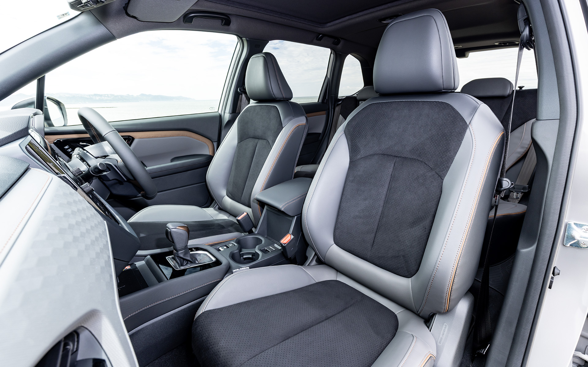 シート表皮はウルトラスエード/合成皮革（ブラック/グレー）。エクステリアのアクセントカラーと合わせたブラウンのステッチが施される