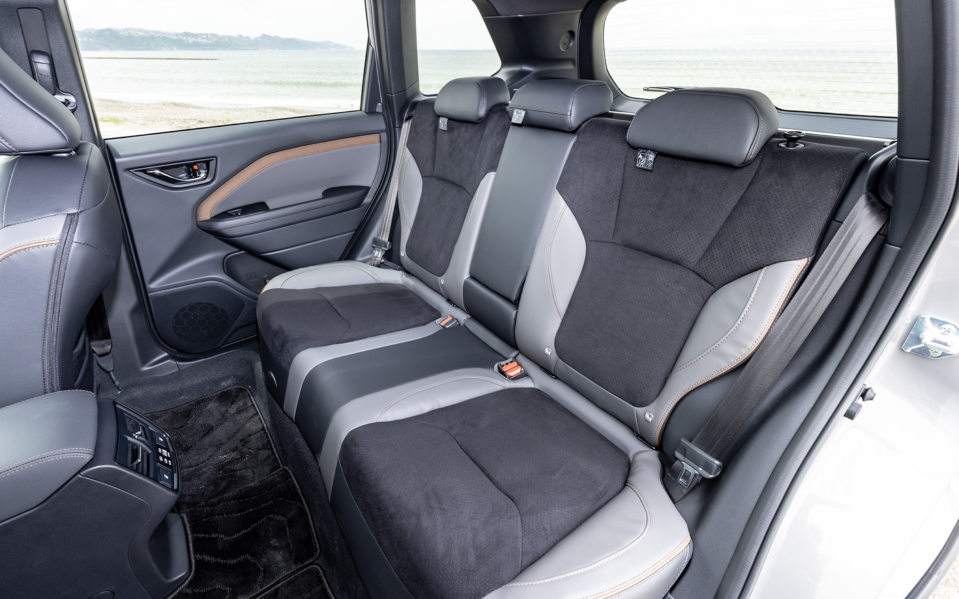 シート表皮はウルトラスエード/合成皮革（ブラック/グレー）。エクステリアのアクセントカラーと合わせたブラウンのステッチが施される