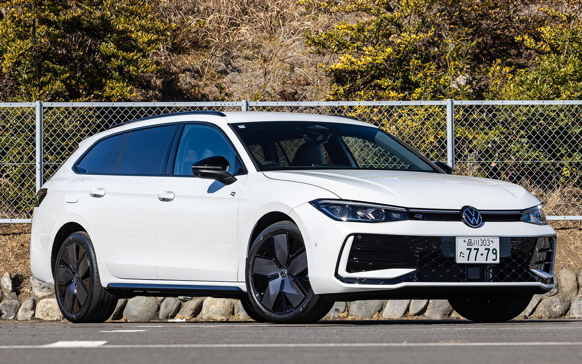 今回試乗したのは2024年11月に販売を開始した9世代目となる新型「パサート」。新型パサートはワゴンボディ専用モデルとなり、従来の「MQB」アーキテクチャの進化版である「MQB evo」アーキテクチャを採用。撮影車はPHEVモデルの「eHybrid R-Line」（679万4000円）でボディサイズは4915×1850×1500mm（全長×全幅×全高）、ホイールベースは2840mm。車両重量は1830kg