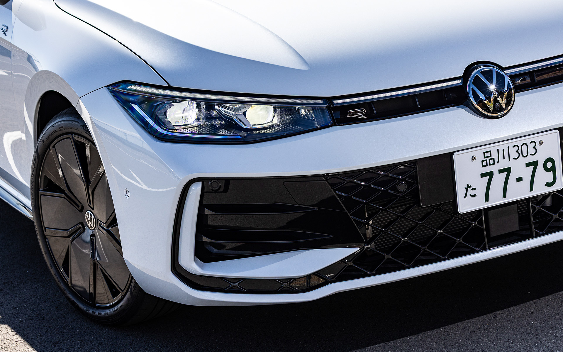 エクステリアはR-Line専用のものとなり、19インチホイールを標準装備。eHybridではアダプティブシャシーコントロール”DCC Pro”も標準で装備