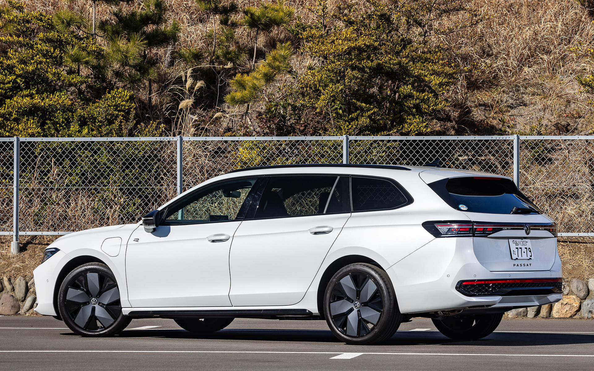 今回試乗したのは2024年11月に販売を開始した9世代目となる新型「パサート」。新型パサートはワゴンボディ専用モデルとなり、従来の「MQB」アーキテクチャの進化版である「MQB evo」アーキテクチャを採用。撮影車はPHEVモデルの「eHybrid R-Line」（679万4000円）でボディサイズは4915×1850×1500mm（全長×全幅×全高）、ホイールベースは2840mm。車両重量は1830kg