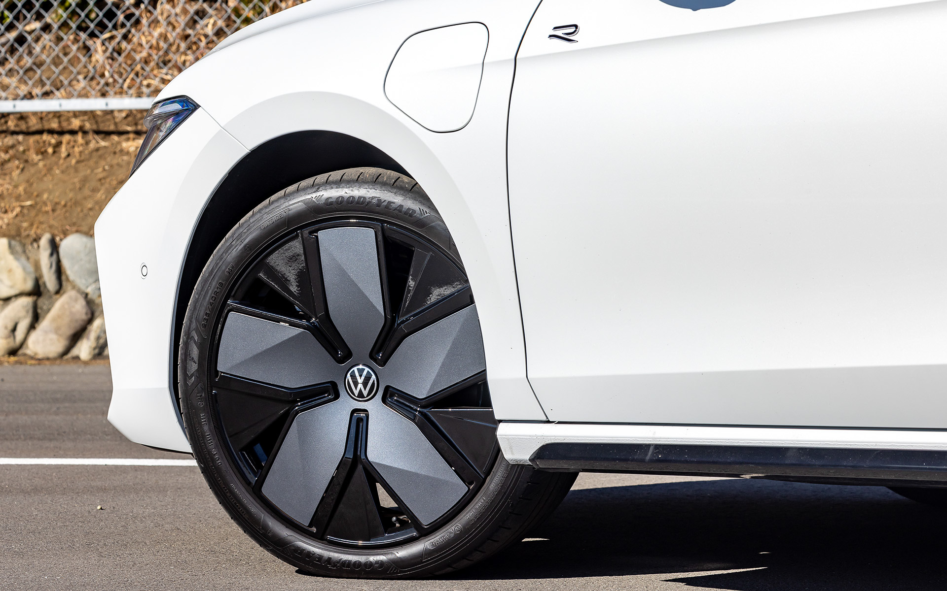 エクステリアはR-Line専用のものとなり、19インチホイールを標準装備。eHybridではアダプティブシャシーコントロール”DCC Pro”も標準で装備