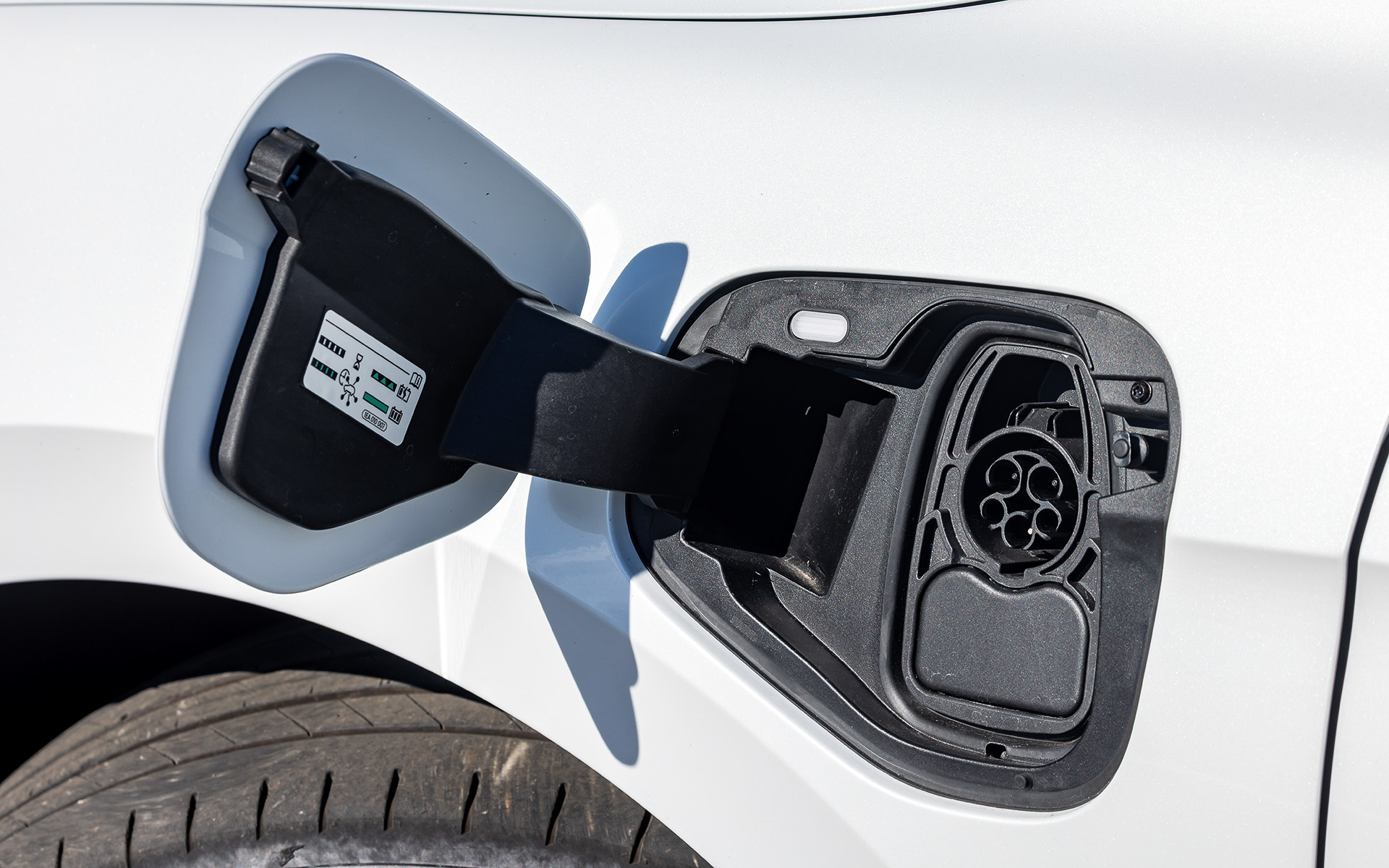 エクステリアはR-Line専用のものとなり、19インチホイールを標準装備。eHybridではアダプティブシャシーコントロール”DCC Pro”も標準で装備