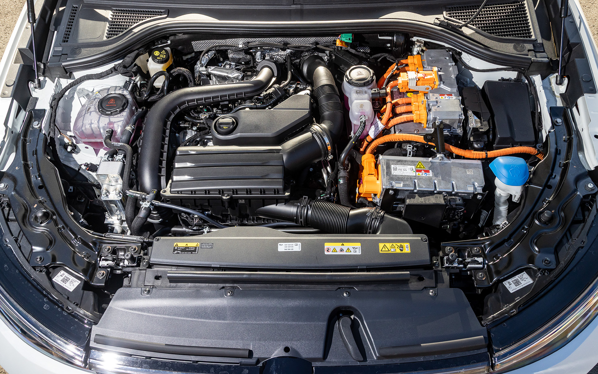 eHybridが搭載する直列4気筒DOHC 1.5リッターターボエンジンは最高出力110kW（150PS）/5000-6000rpm、最大トルク250Nm（25.5kgfm）/1500-4000rpmを発生。これに85kW/2500-4000rpm、330Nm/0-2250rpmのモーターを組み合わせ、WLTCモード燃費は18.0km/Lとした