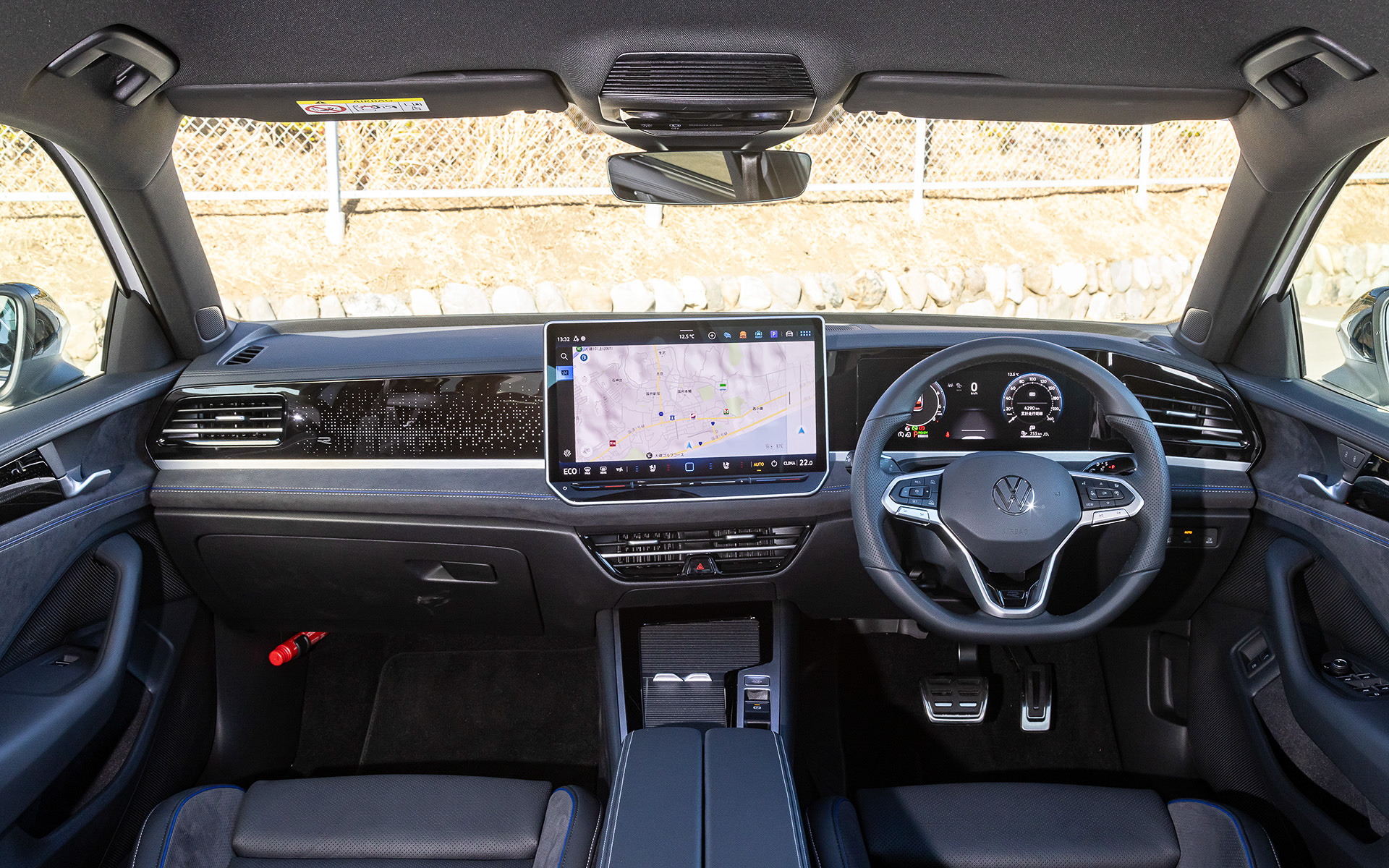 インテリアではデジタルメータークラスター”Digital Cockpit Pro”を全グレードに標準装備するほか、R-Lineでは15インチの大型タッチディスプレイを備えた純正インフォテイメントシステム”Discover Pro Max”やヘッドアップディスプレイを標準装備。R-Line専用のファブリックシートが標準装備となるが、撮影車はレザーシートパッケージ（29万7000円）をセット