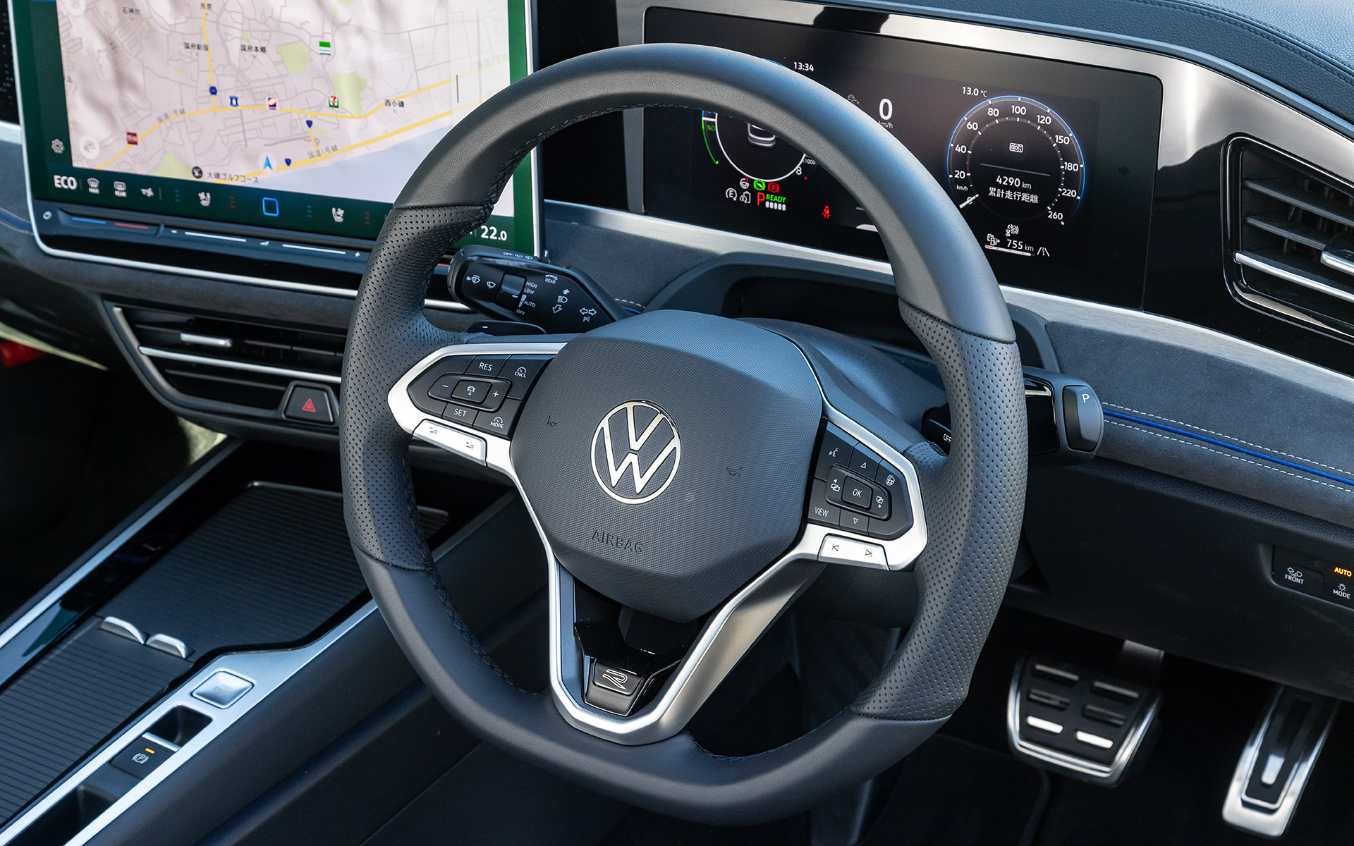 インテリアではデジタルメータークラスター”Digital Cockpit Pro”を全グレードに標準装備するほか、R-Lineでは15インチの大型タッチディスプレイを備えた純正インフォテイメントシステム”Discover Pro Max”やヘッドアップディスプレイを標準装備。R-Line専用のファブリックシートが標準装備となるが、撮影車はレザーシートパッケージ（29万7000円）をセット