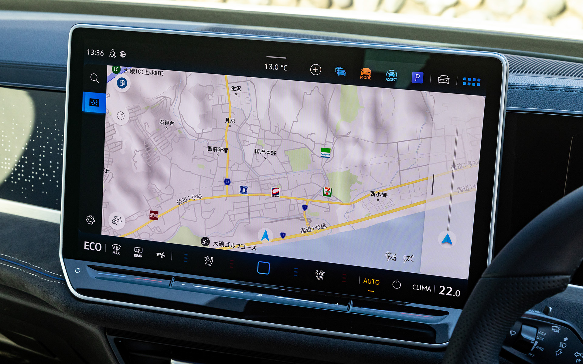 インテリアではデジタルメータークラスター”Digital Cockpit Pro”を全グレードに標準装備するほか、R-Lineでは15インチの大型タッチディスプレイを備えた純正インフォテイメントシステム”Discover Pro Max”やヘッドアップディスプレイを標準装備。R-Line専用のファブリックシートが標準装備となるが、撮影車はレザーシートパッケージ（29万7000円）をセット