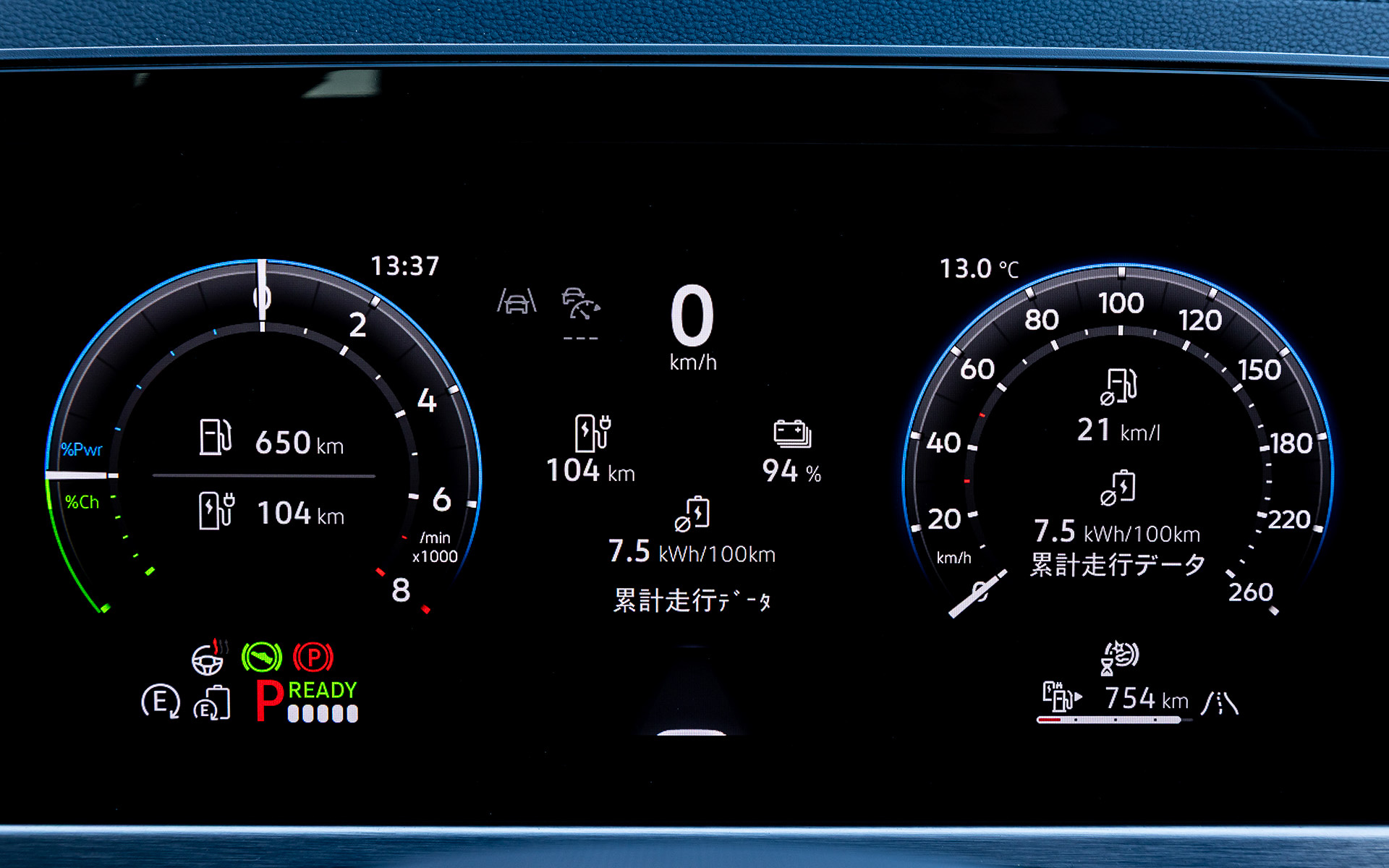 インテリアではデジタルメータークラスター”Digital Cockpit Pro”を全グレードに標準装備するほか、R-Lineでは15インチの大型タッチディスプレイを備えた純正インフォテイメントシステム”Discover Pro Max”やヘッドアップディスプレイを標準装備。R-Line専用のファブリックシートが標準装備となるが、撮影車はレザーシートパッケージ（29万7000円）をセット