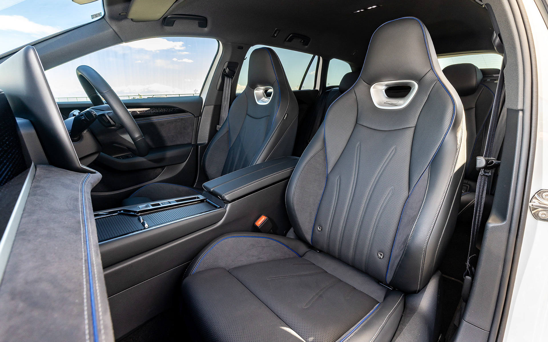 インテリアではデジタルメータークラスター”Digital Cockpit Pro”を全グレードに標準装備するほか、R-Lineでは15インチの大型タッチディスプレイを備えた純正インフォテイメントシステム”Discover Pro Max”やヘッドアップディスプレイを標準装備。R-Line専用のファブリックシートが標準装備となるが、撮影車はレザーシートパッケージ（29万7000円）をセット