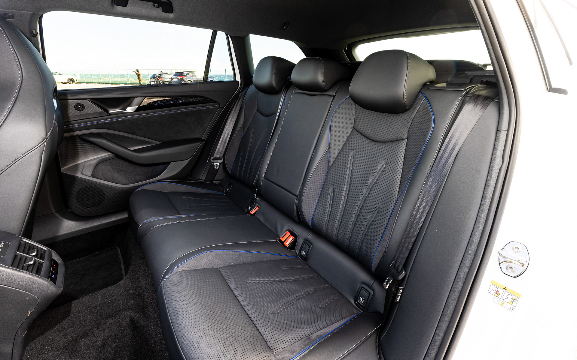 インテリアではデジタルメータークラスター”Digital Cockpit Pro”を全グレードに標準装備するほか、R-Lineでは15インチの大型タッチディスプレイを備えた純正インフォテイメントシステム”Discover Pro Max”やヘッドアップディスプレイを標準装備。R-Line専用のファブリックシートが標準装備となるが、撮影車はレザーシートパッケージ（29万7000円）をセット