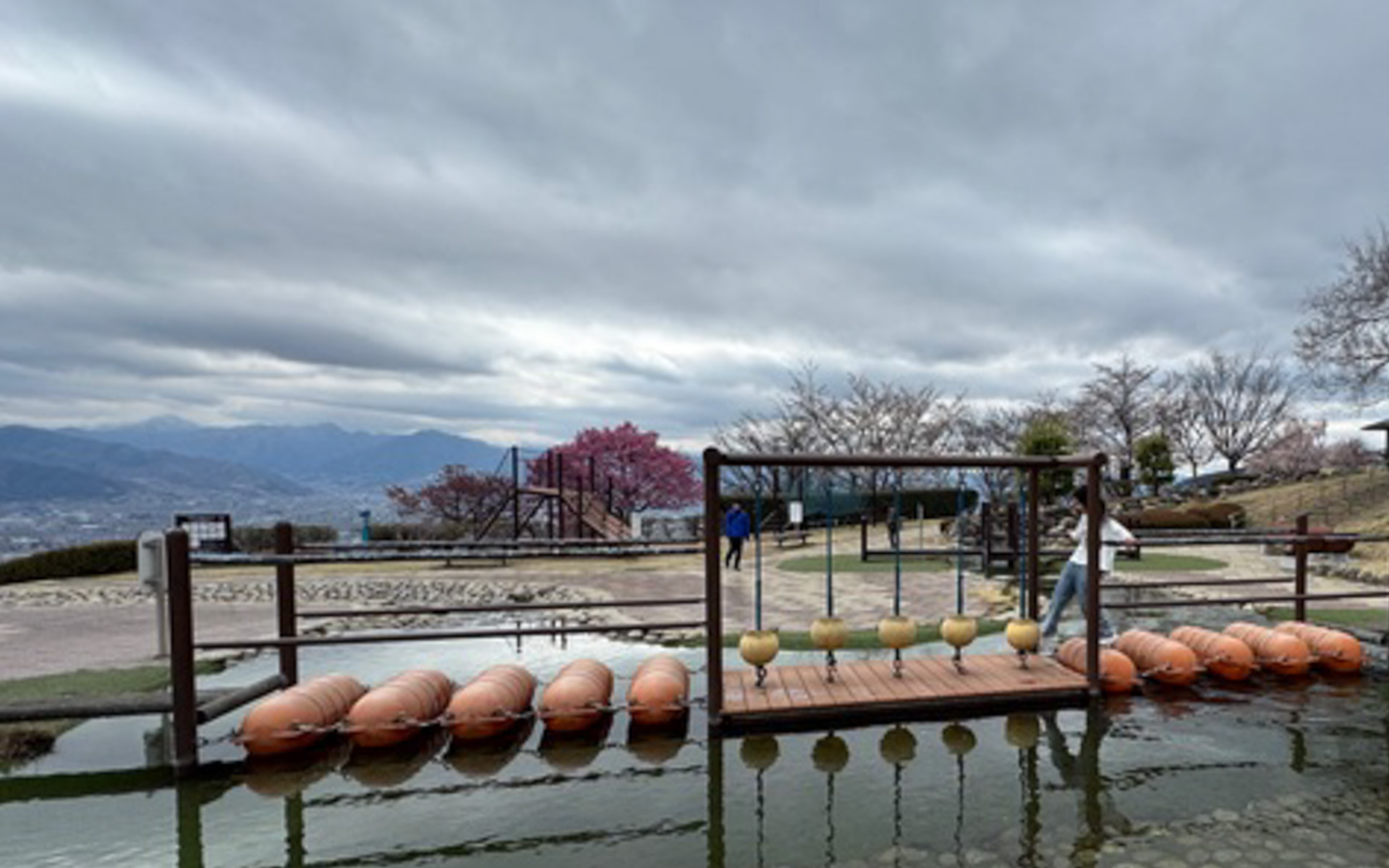 山梨県・笛吹市にある「フルーツ公園」は自然の中でいっぱい遊べて、お勉強もできる夏休みにおすすめのスポットです。東京方面からは、中央自動車道・勝沼ICから30分くらい。ここは水が流れる「アクアアスレチック」です