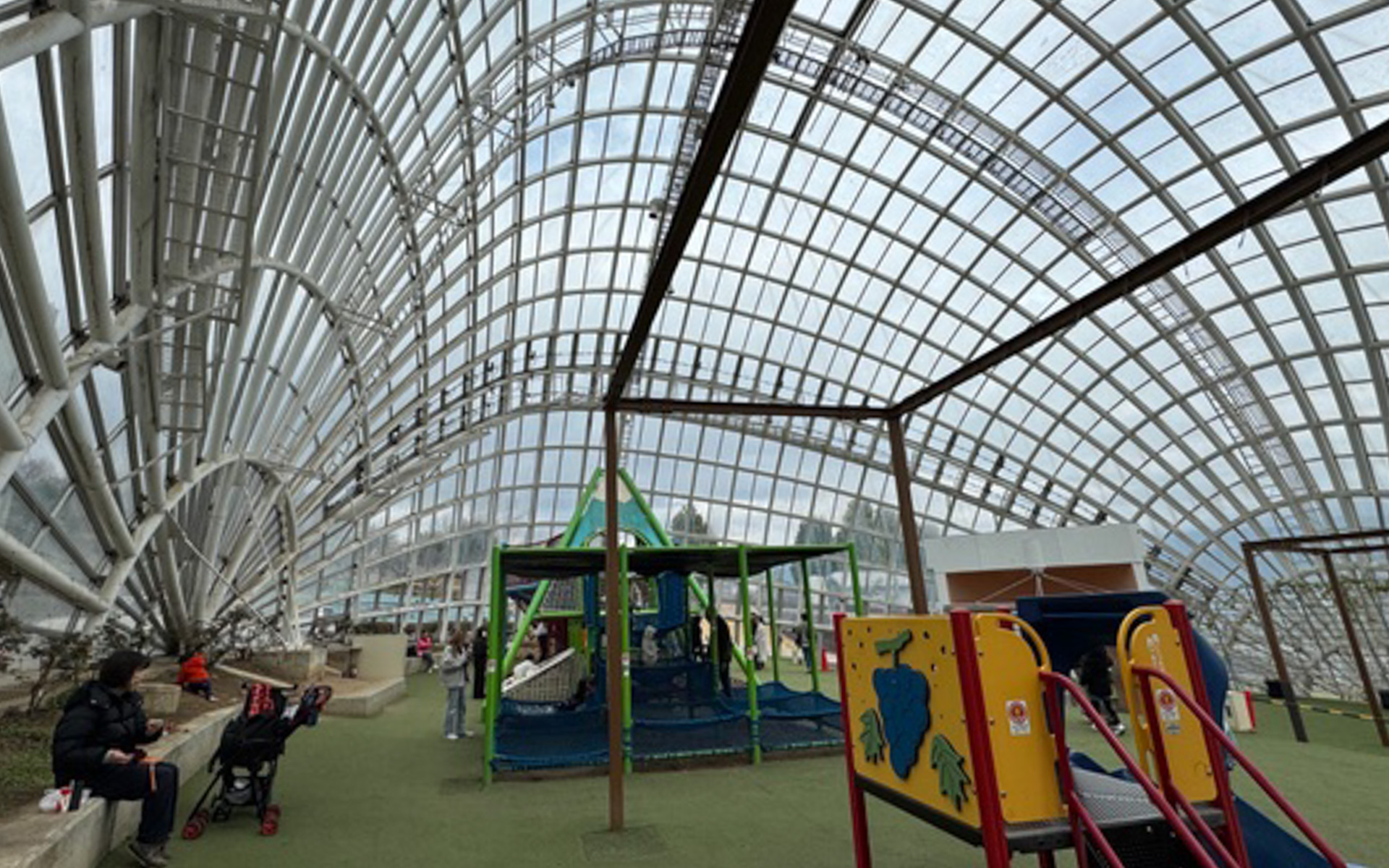 雨の日でも濡れずに遊べる「わんぱくドーム」は十分な広さがあり、ちょっと非日常な雰囲気が味わえます