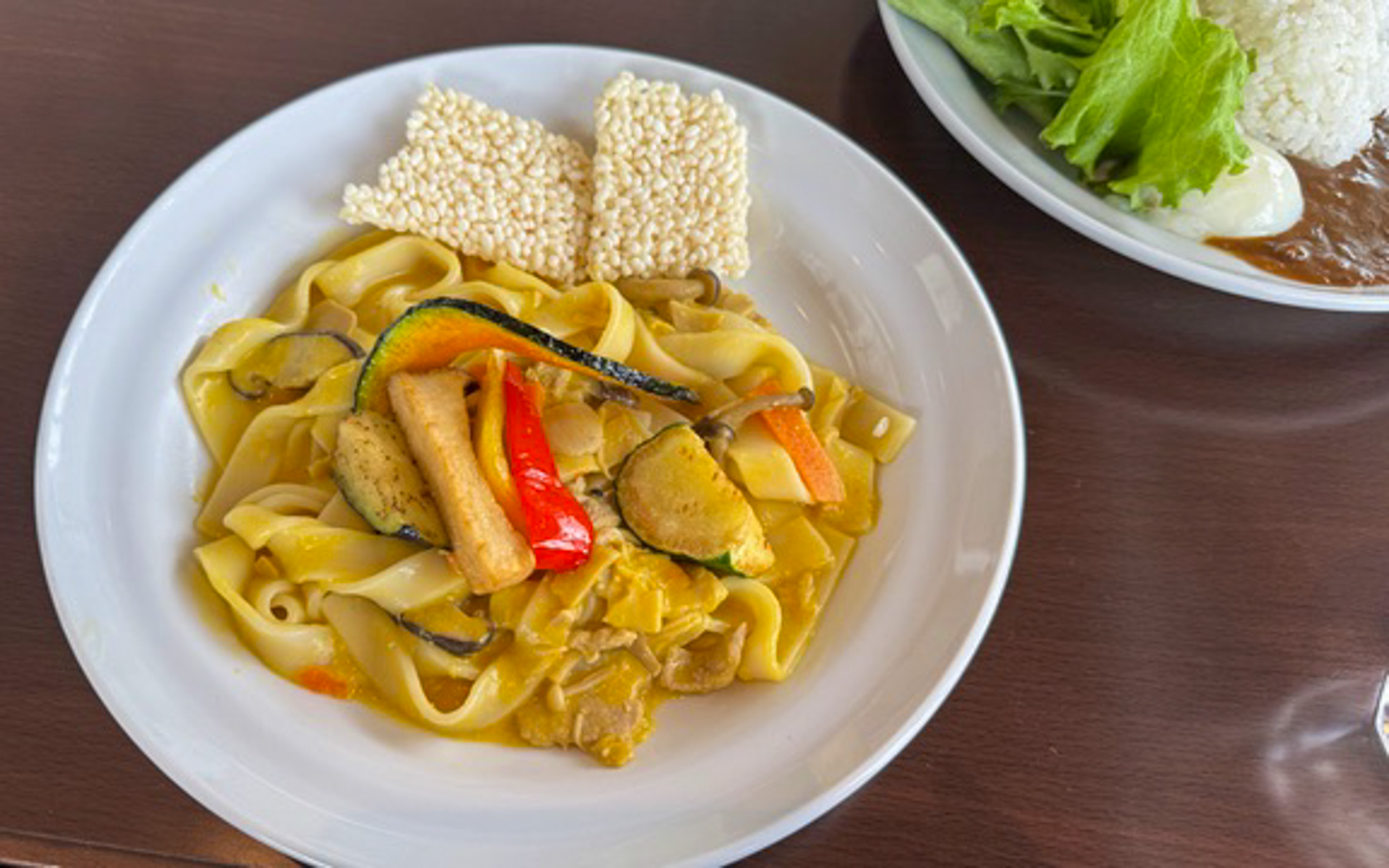 和風なイメージのある山梨名物「ほうとう」がおしゃれなパスタになったメニュー、「味噌クリームほうとうパスタ」。信州の味噌もアクセントになって、とっても美味しかったです