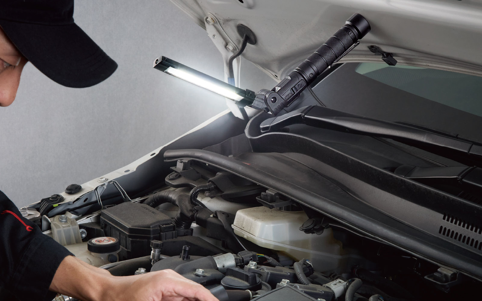 ボトムマグネットで鉄部に固定し、作業箇所に向けてライトの向きを自由に角度調整できる