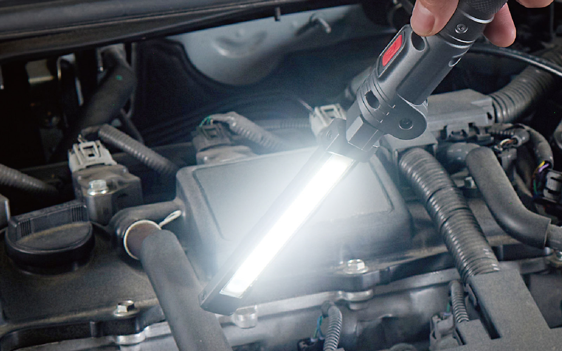 メインライト強では最大1600lmの明るさを誇り、暗所や奥まった箇所も明るく照らせる