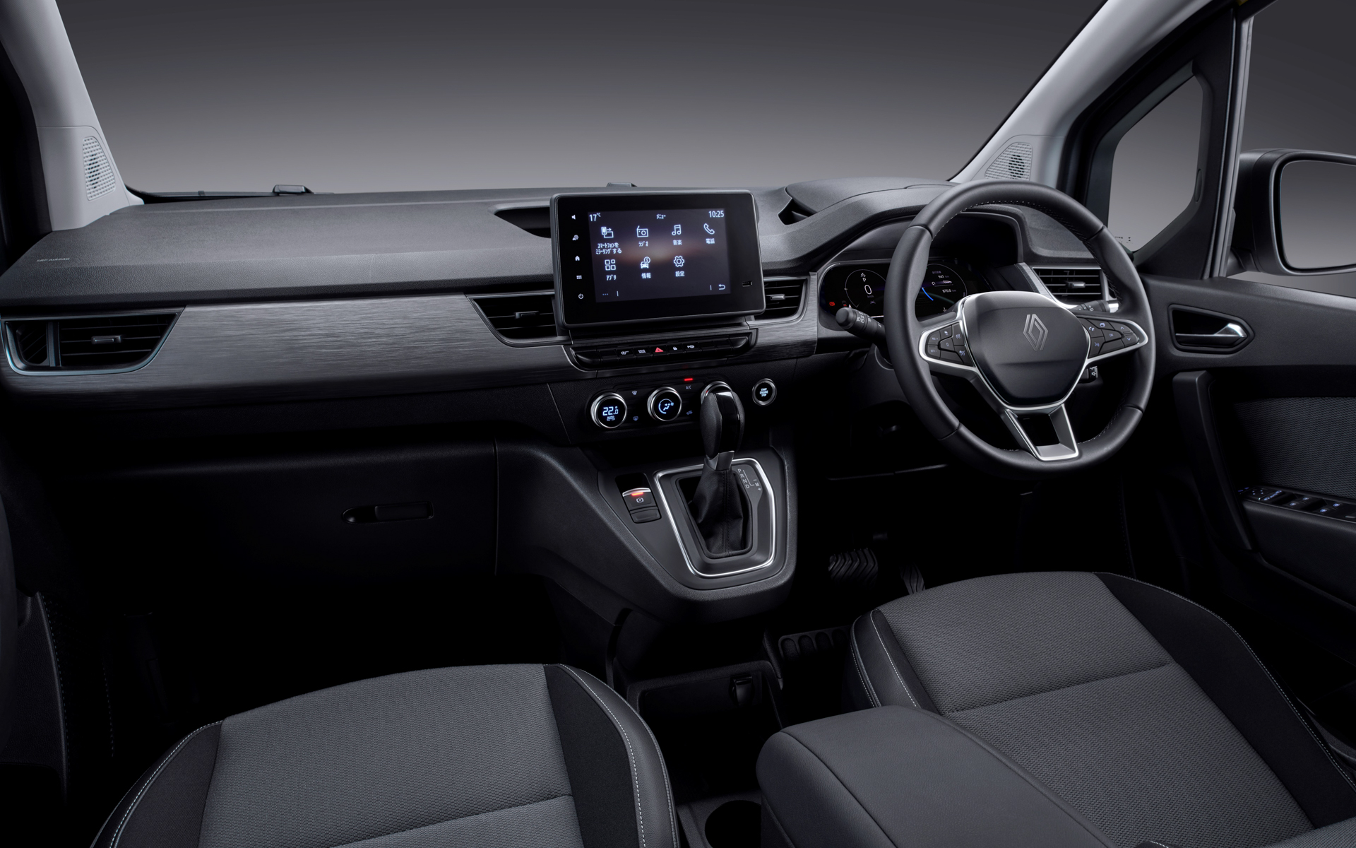 10インチデジタルインストゥルメントパネルやスマートフォンワイヤレスチャージャーを標準装備