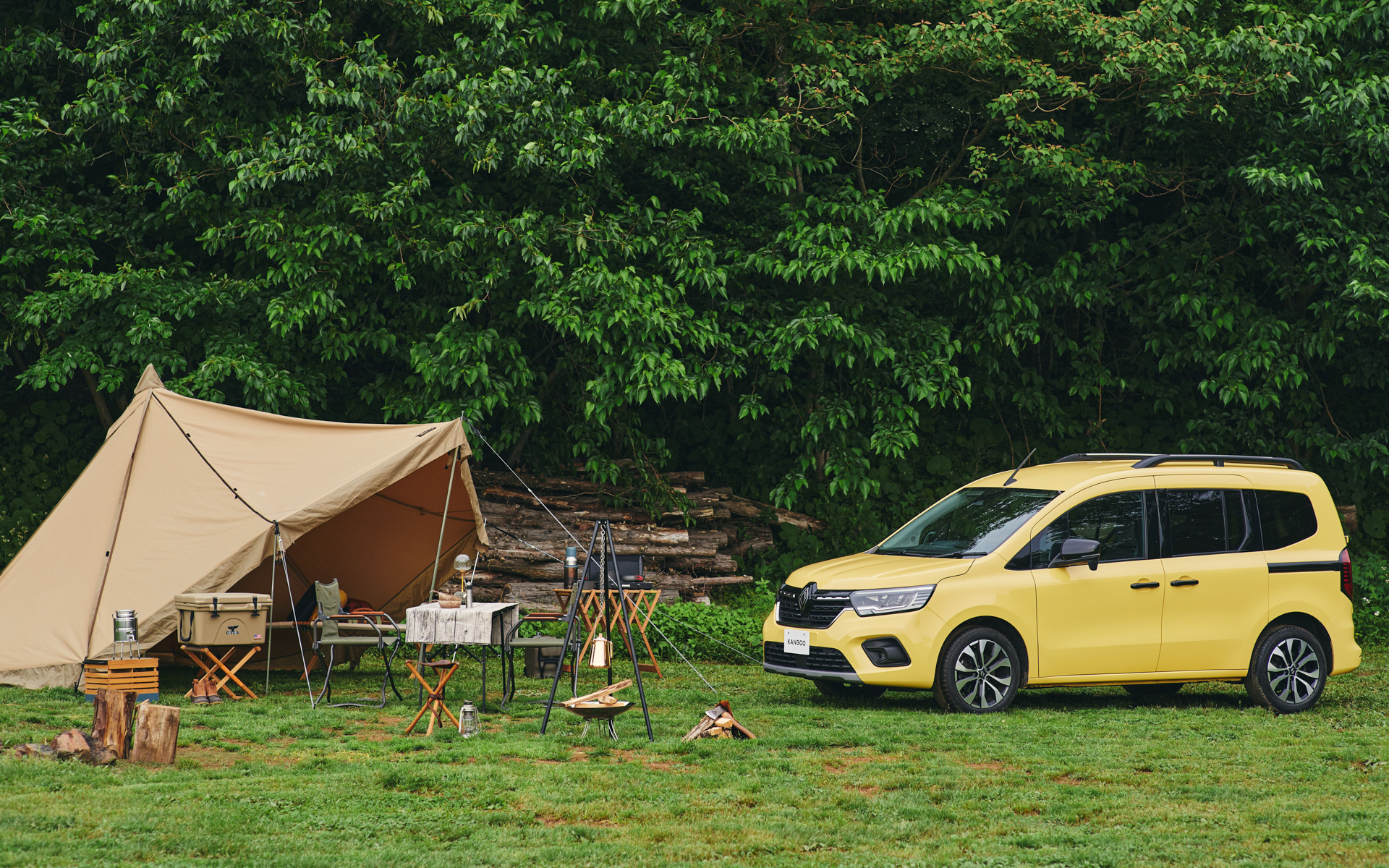 マイチェンでボディ同色バンパー仕様の単一グレードとなったカングー