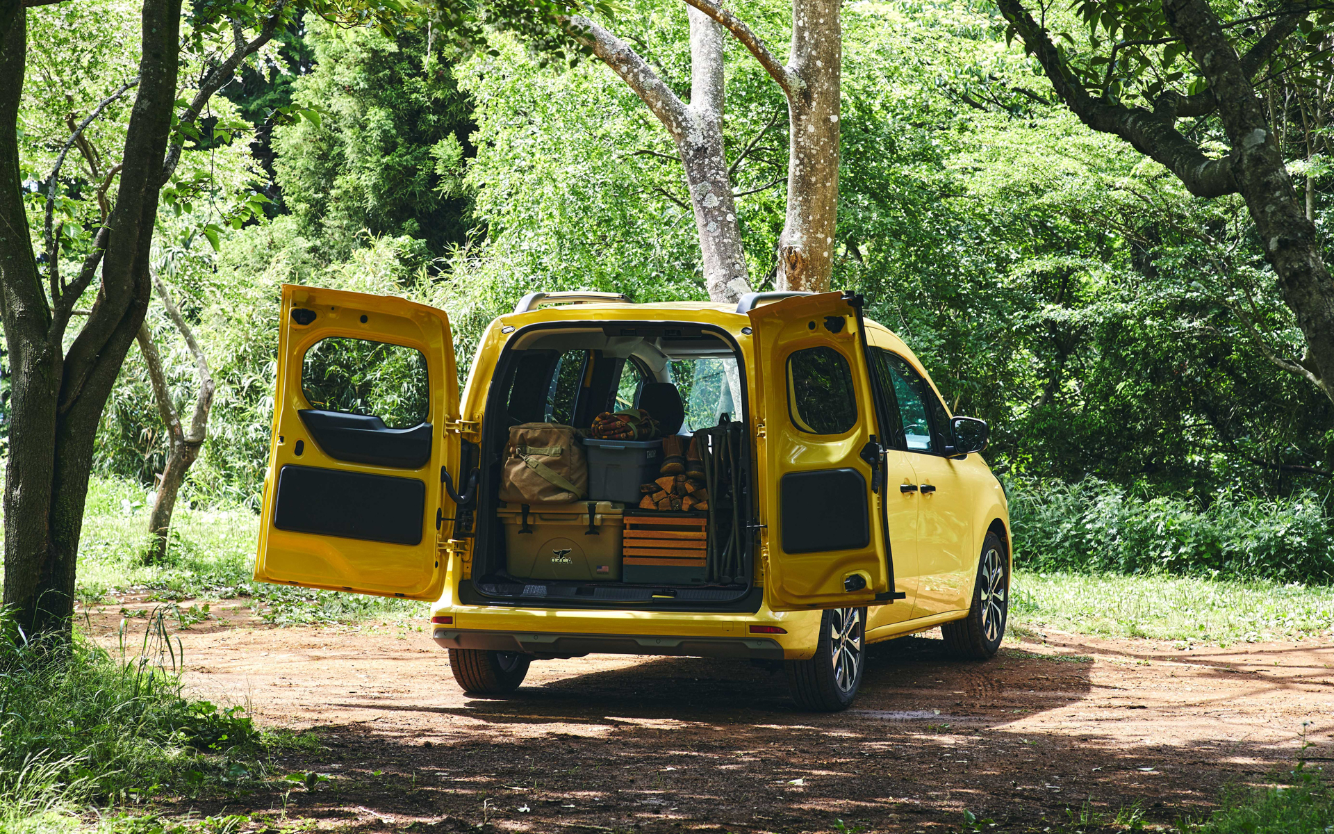 マイチェンでボディ同色バンパー仕様の単一グレードとなったカングー