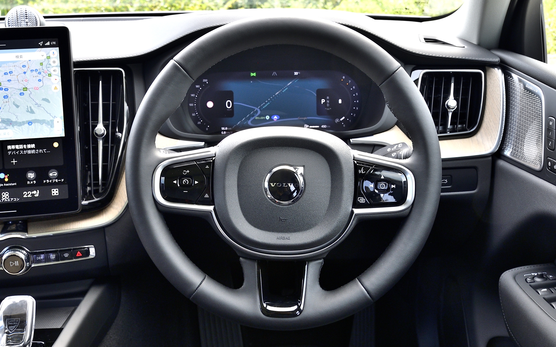 センターディスプレイは9インチから11.2インチへと大型化。また従来よりも解像度が21％向上したほか、Googleを搭載したインフォテインメントシステムは、情報処理速度が2倍以上、グラフィックス生成速度が10倍向上し、より快適でスムーズな操作性を得た