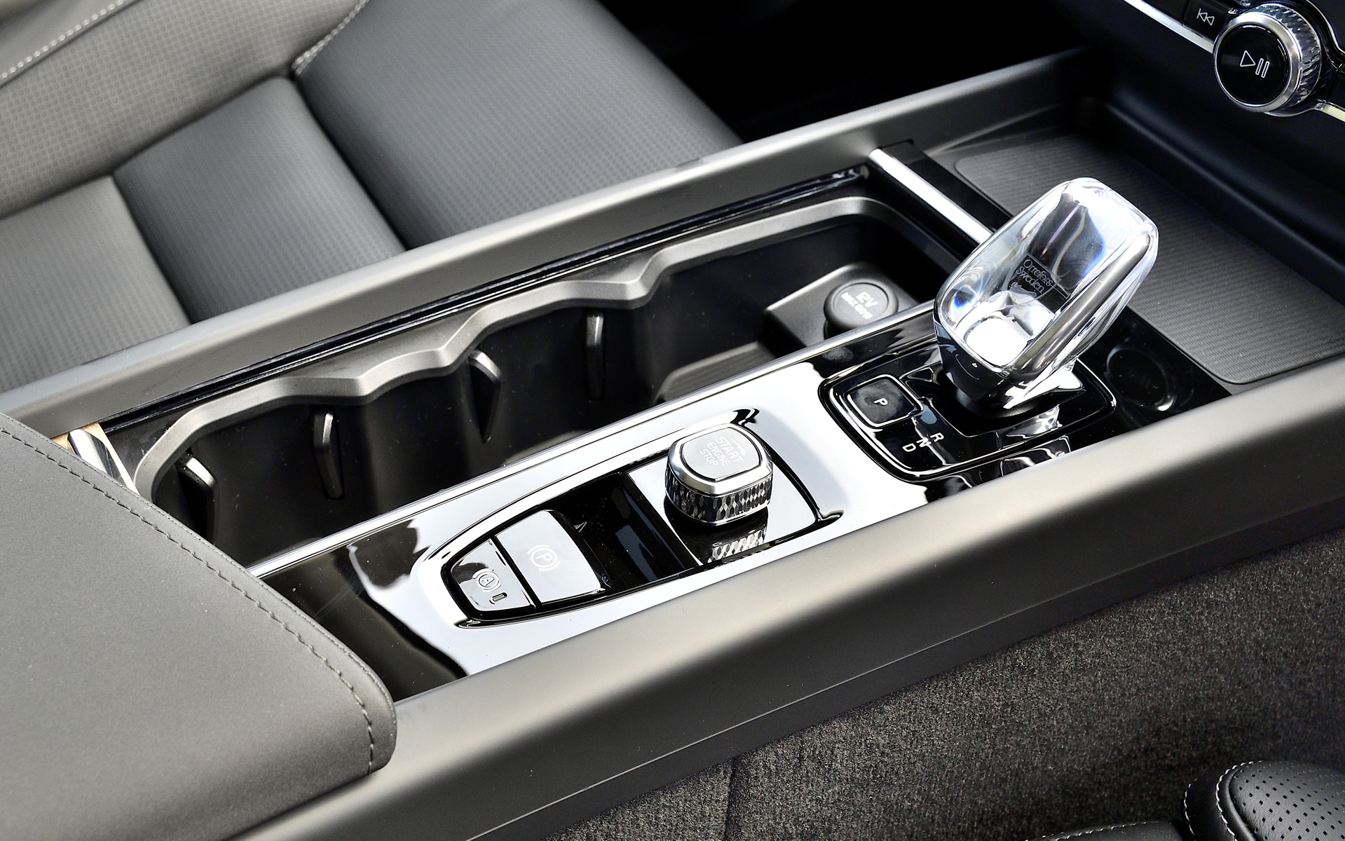 新デザインの2＋1ドリンクホルダー、より使いやすい位置に配置したワイヤレス充電器など、利便性を向上。また、ボルボではおなじみのオレフォス製クリスタルシフトノブを採用したほか、オーディオもHarman Kardonを継承