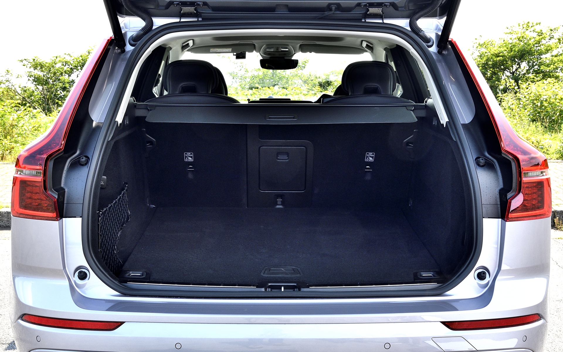 ラゲッジスペース容量は5人乗車時でも483Lを確保。後席をたためば最大1543Lまで拡張できるほか、トランクの床下にも28Lの収納スペースを搭載する。チルトアップ機構付き電動パノラマ・ガラス・サンルーフはメーカーオプション