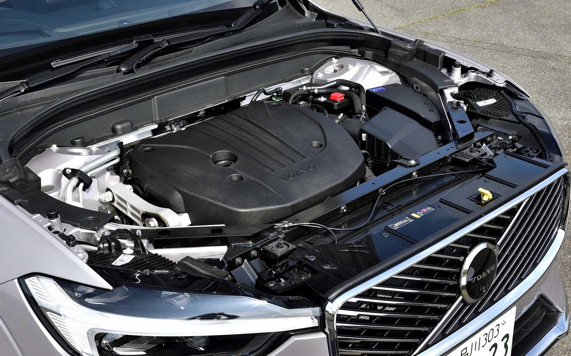 パワートレーンは、最高出力184kW（250PS）/5400-5700rpm、最大トルク360Nm/2000-4500rpmを発生する直列4気筒2.0リッターガソリンターボエンジンと、最高出力10kW/3300rpm、最大トルク40Nm/2250rpmのモーターを搭載。トランスミッションは電子制御8速ATが組み合わせられ、0-100km/h加速は6.9秒をマーク。ガソリンタンク容量は71L