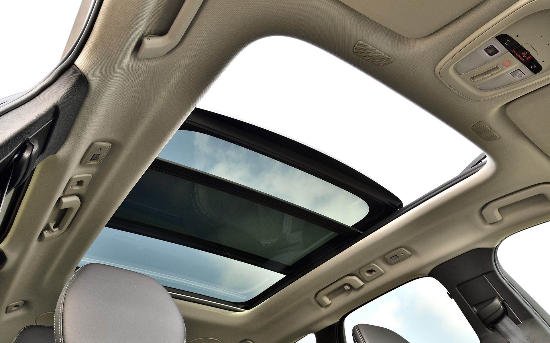 ラゲッジスペース容量は5人乗車時でも483Lを確保。後席をたためば最大1543Lまで拡張できるほか、トランクの床下にも28Lの収納スペースを搭載する。チルトアップ機構付き電動パノラマ・ガラス・サンルーフはメーカーオプション