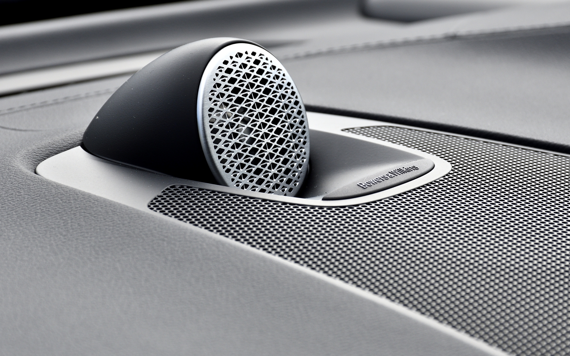 新デザインの2＋1ドリンクホルダー、より使いやすい位置に配置したワイヤレス充電器など、利便性を向上。また、ボルボではおなじみのオレフォス製クリスタルシフトノブを採用したほか、オーディオもHarman Kardonを継承