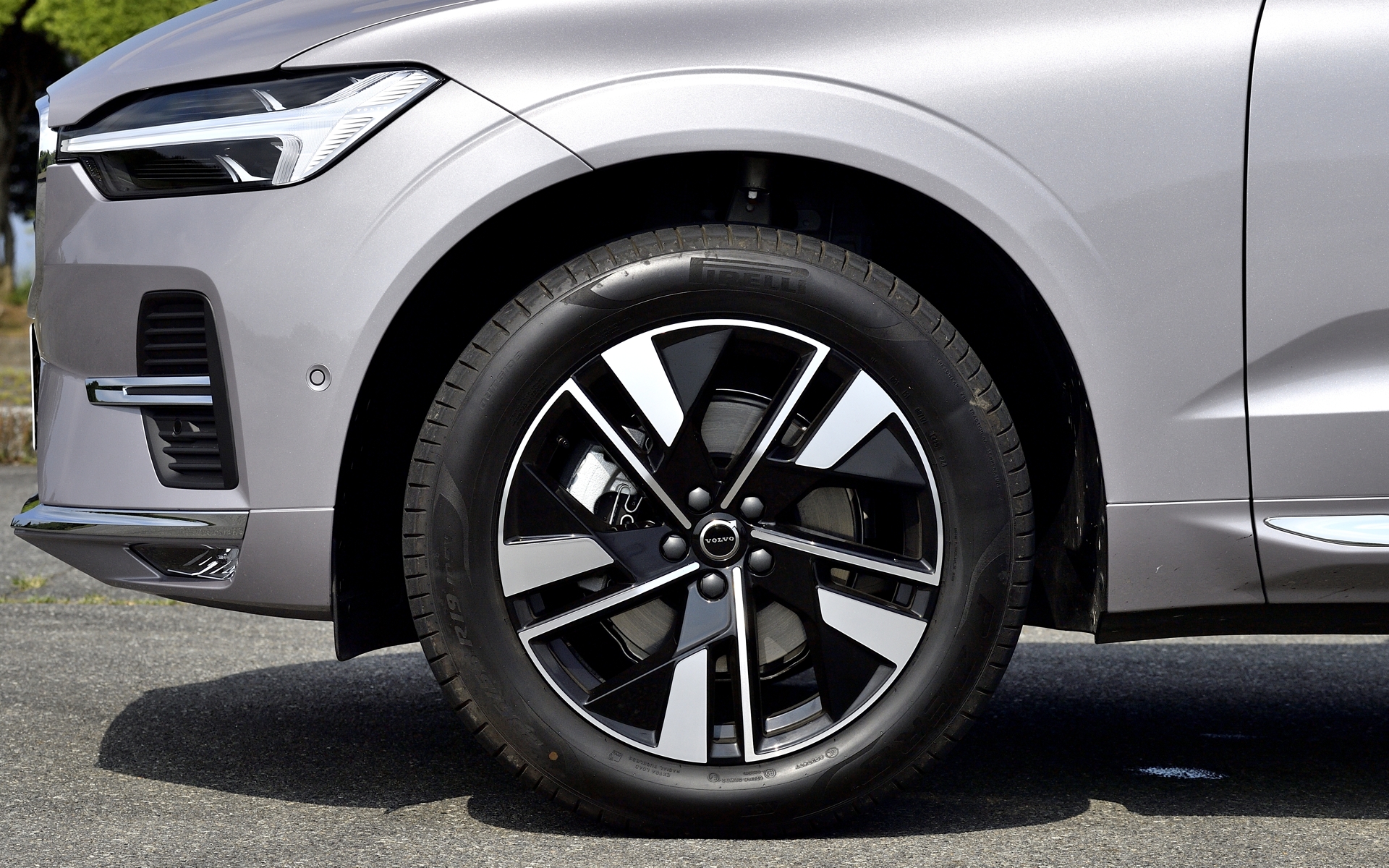 新デザインの19インチホイール（7.5J）は、5ダブルスポーク（ダイヤモンドカット/グロッシーブラック）となった。フルLEDテールライトはダークカラーに変更