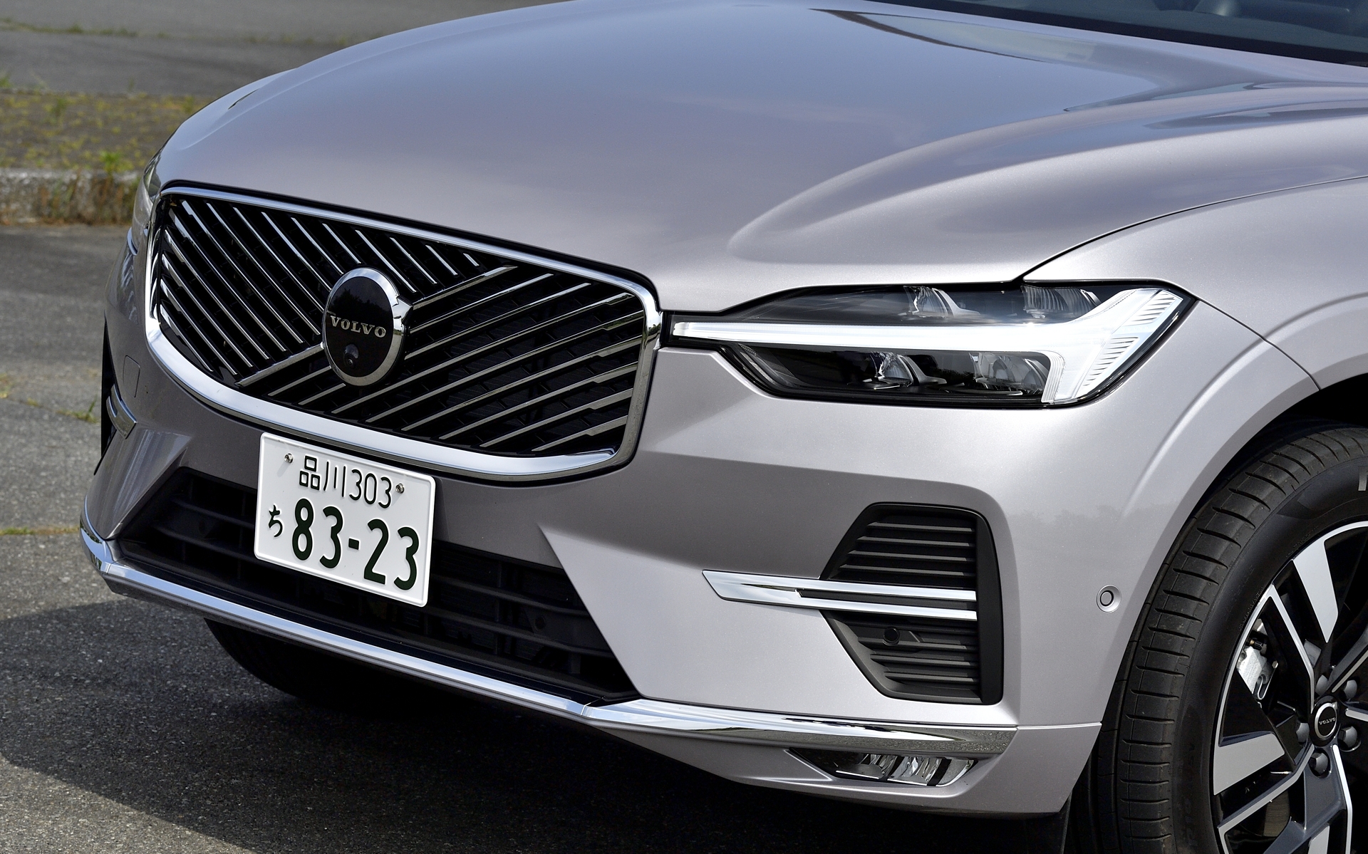 フロントグリルは最新のXC90と共通で、ボルボのアイコンであるアイアンマークとシンクロした2方向から伸びる斜線が重なり合うデザインに刷新