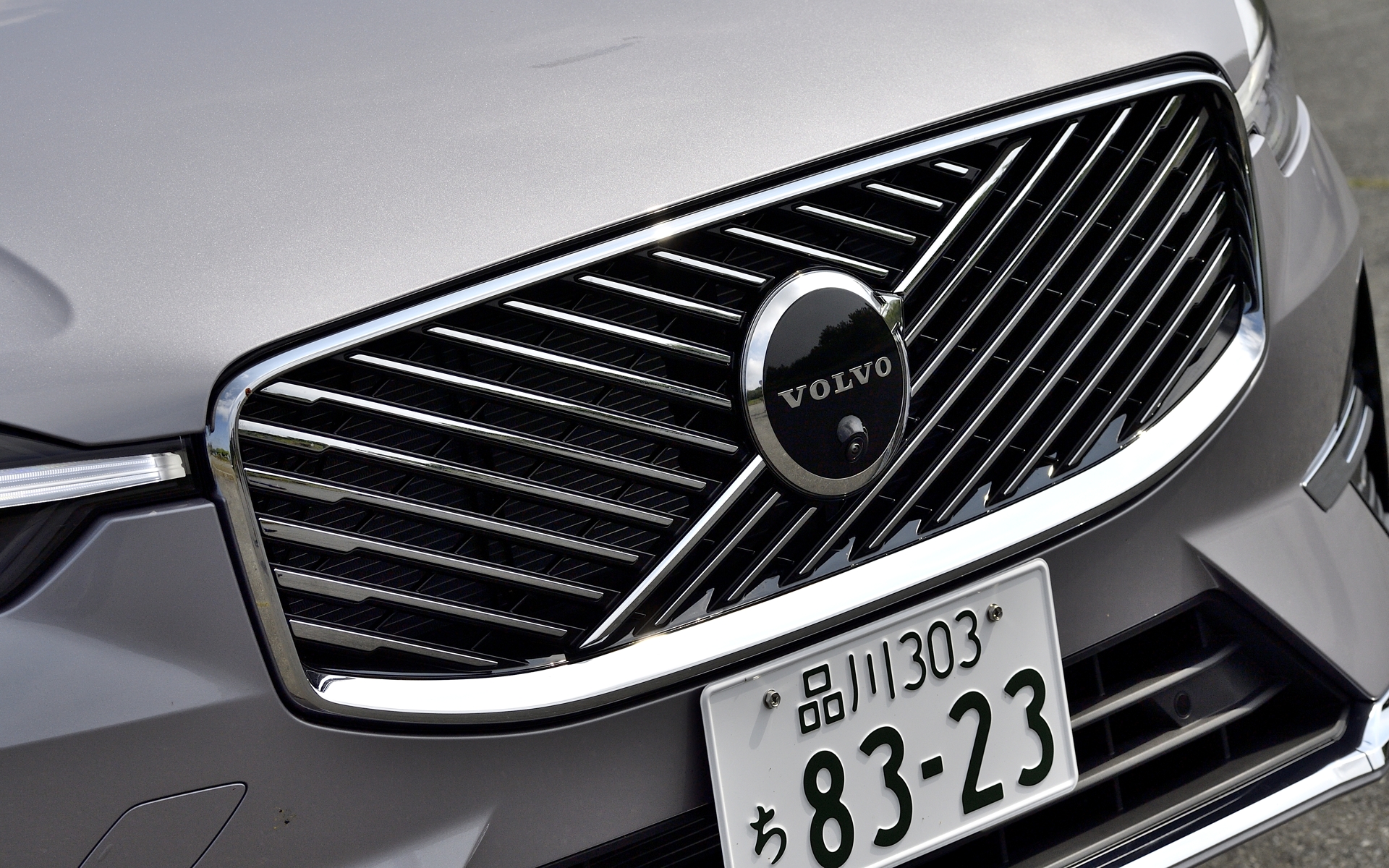 フロントグリルは最新のXC90と共通で、ボルボのアイコンであるアイアンマークとシンクロした2方向から伸びる斜線が重なり合うデザインに刷新
