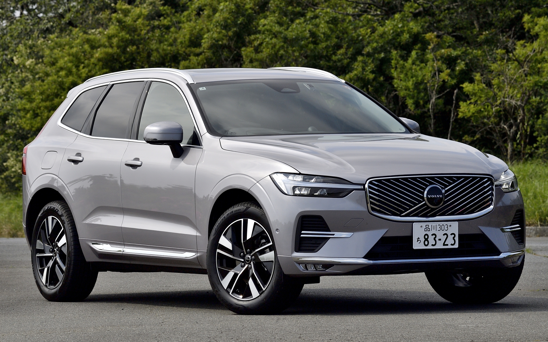 XC60のボディサイズは4710×1900×1660mm（全長×全幅×全高）、ホイールベースは2865mm、最小回転半径は5.7m、最低地上高は215mm（オプションのエアサスペンション搭載車は210mm）、車両重量はオプションのチルトアップ機構付き電動パノラマ・ガラス・サンルーフを装着しているので20kg増の1930kg