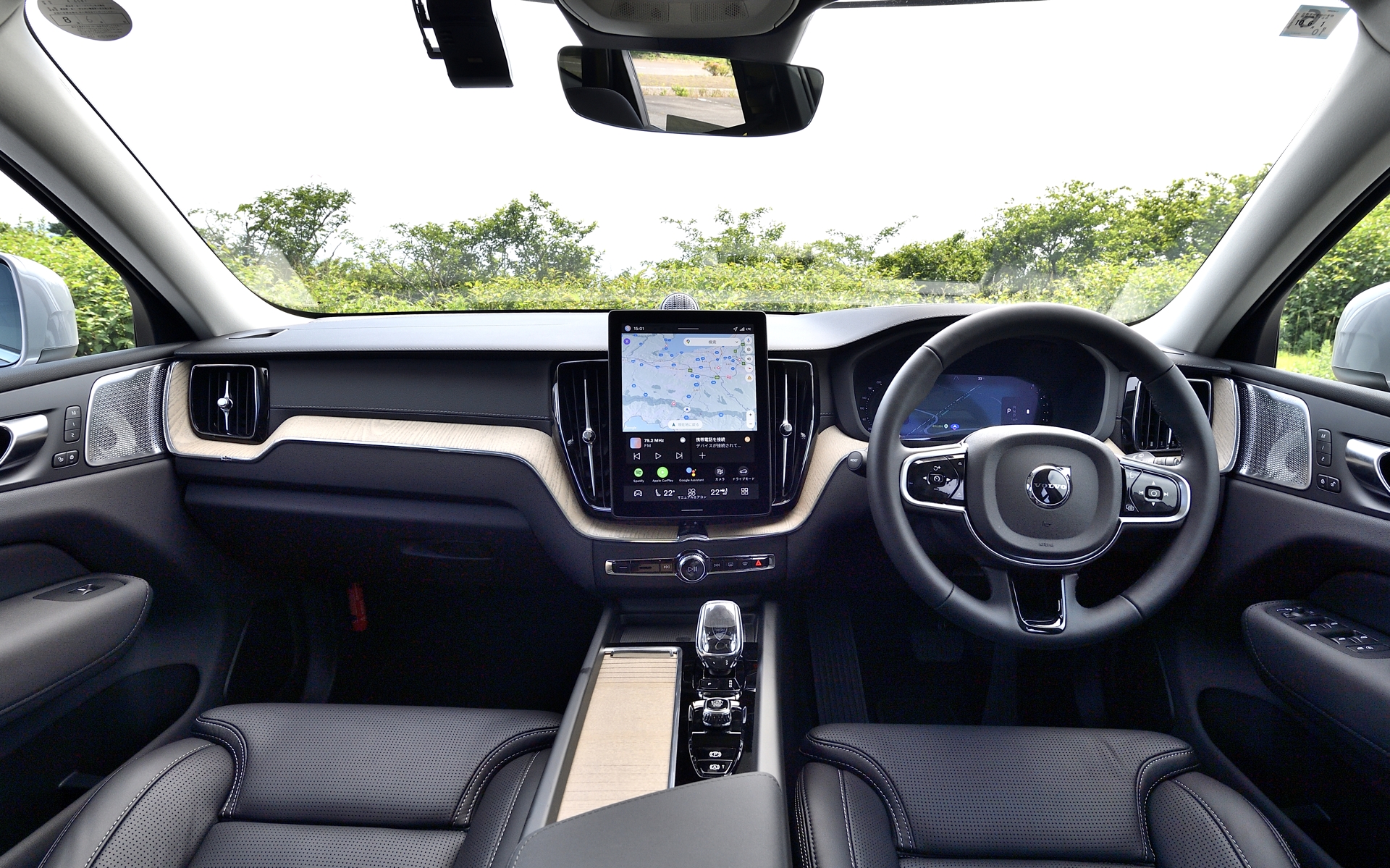 インテリアはステッチがあしらわれエレガントなテイラード・ダッシュボードを全グレードに採用。ピラーやエンジンルームなどへの遮音材を追加採用することでキャビンの静粛性も高められている